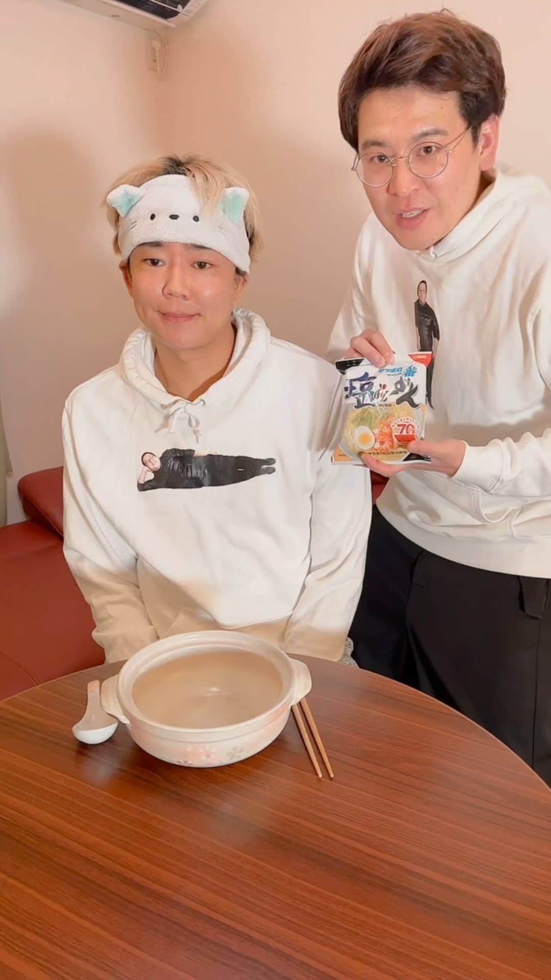 のインスタグラム：「vol.3 右左どっち？選んだ方で土鍋で煮込んだら最高にうまい塩ラーメンできた #楽しんご #shorts #food #funny #fyp #コレキヨ #funnygames #とーい」