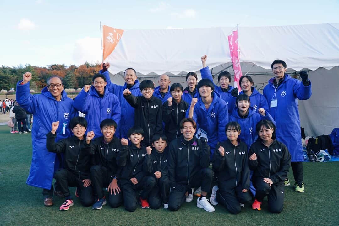 神野大地のインスタグラム：「#愛知駅伝 地元津島市の監督として参加してきました。走ったメンバー、サポートに回ってくれたメンバー、津島市の関係者の皆さん、全員で繋いだ襷だったと思いますし、津島市チームとして目標に向かって走れて良かったです。  大会後、本部から連絡がありコースミスで失格という結果になりました。その部分も含めて受け止めて、今回初めて経験して感じたことを来年以降に活かしたいと思います。  時間はかかるかもしれませんが、少しずつ順位を上げていき、応援してもらえるチームにして、地元を盛り上げていけるようにこれからも頑張ります。  僕自身も愛知駅伝には中学、高校、一般と何度も出場してきました。中学の時は区間33位。でもカッコよく走るお兄ちゃん達を見て僕もあんな風に速く走りたい！と思って努力を続けて4年前は一般区間で区間賞を取ることができました。 改めて世代を超えた襷渡しが行われる愛知駅伝は色んなものを受け取れるし、伝えられる素晴らしい大会です。  恩師や元チームメイト、大学の後輩やお世話になった方々とも久しぶりに会えて楽しい大会でした。  最後に、、 サインや写真を断ってしまった方すみませんでした。今日は監督として参加したので選手第一に考えたく、周りに迷惑もかからないようにしたかったこと、終わった後も移動の時間があったので受けれませんでした。またイベント等でお会いする機会があったらお気軽にお声掛けください。」