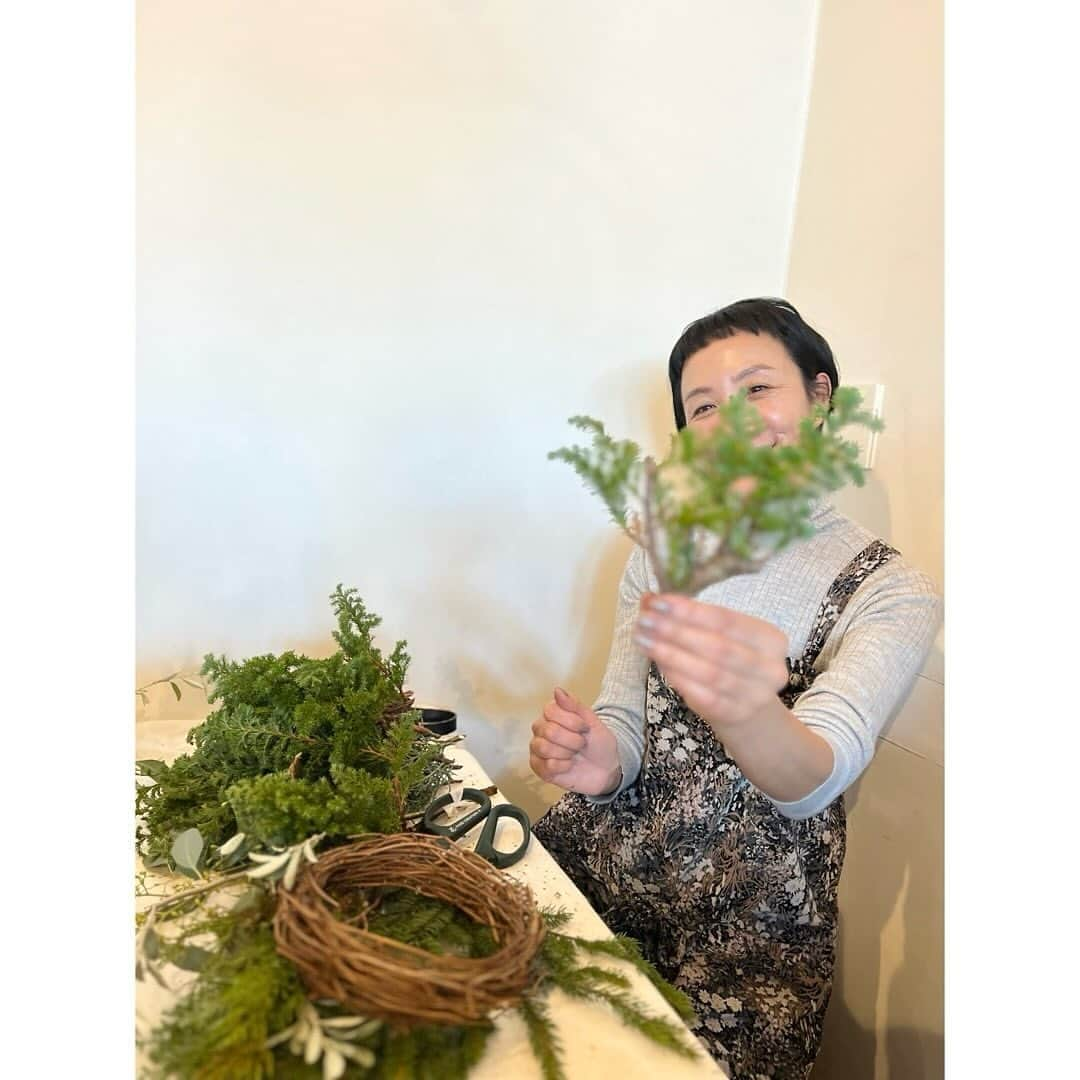 はなさんのインスタグラム写真 - (はなInstagram)「今年も町田にある「花綵」で親戚とリース作り🎄✨同じ材料を使うのに、それぞれの個性が際立つオンリーワンのリースが完成しました😊 同じ簗田寺の敷地にある「ときとそら」の精進料理も絶品でした😋明日はリースとツリーに飾るジンジャーブレッドクッキー🫚作るぞー❣️ オーバーオール : koloni  #花綵 #ときとそら #簗田寺 #conzencoffee」12月2日 18時34分 - hanalovestaco