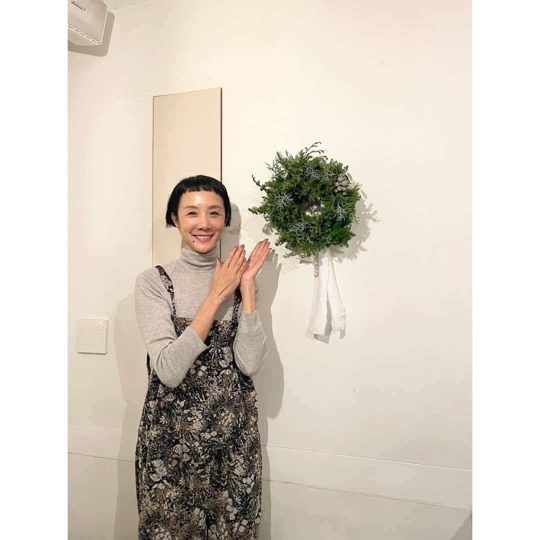 はなのインスタグラム：「今年も町田にある「花綵」で親戚とリース作り🎄✨同じ材料を使うのに、それぞれの個性が際立つオンリーワンのリースが完成しました😊 同じ簗田寺の敷地にある「ときとそら」の精進料理も絶品でした😋明日はリースとツリーに飾るジンジャーブレッドクッキー🫚作るぞー❣️ オーバーオール : koloni  #花綵 #ときとそら #簗田寺 #conzencoffee」