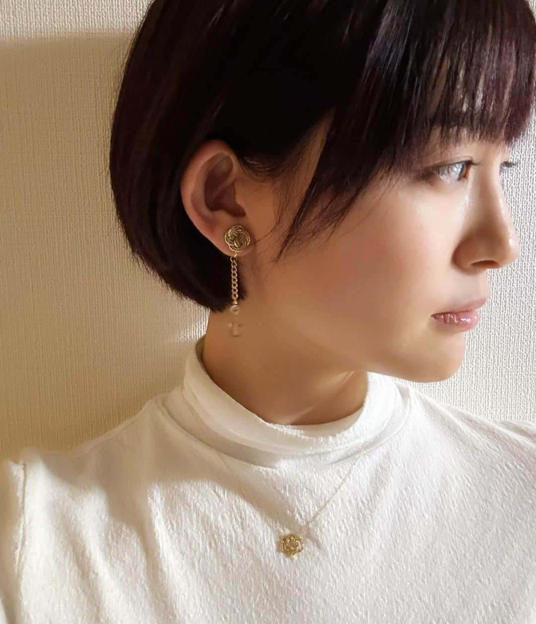 新井恵理那さんのインスタグラム写真 - (新井恵理那Instagram)「andiimaの水引モチーフに合わせて付けたくて、水引を使ったイヤリングを手作りしました(^-^) アンバランスにすると楽しい…♪  ショートヘア×ハイネック×ロングイヤリングの組み合わせが個人的に好きです( ^ω^ )  andiimaでもロングタイプのピアス/イヤリング作りたいな…♪  andiimaのジュエリーについてはぜひ、プロフィールのURLからホームページをご覧ください♪  #andiima #ジュエリー #アクセサリー #手作り #新井恵理那 #centforce」12月2日 18時37分 - elina_arai