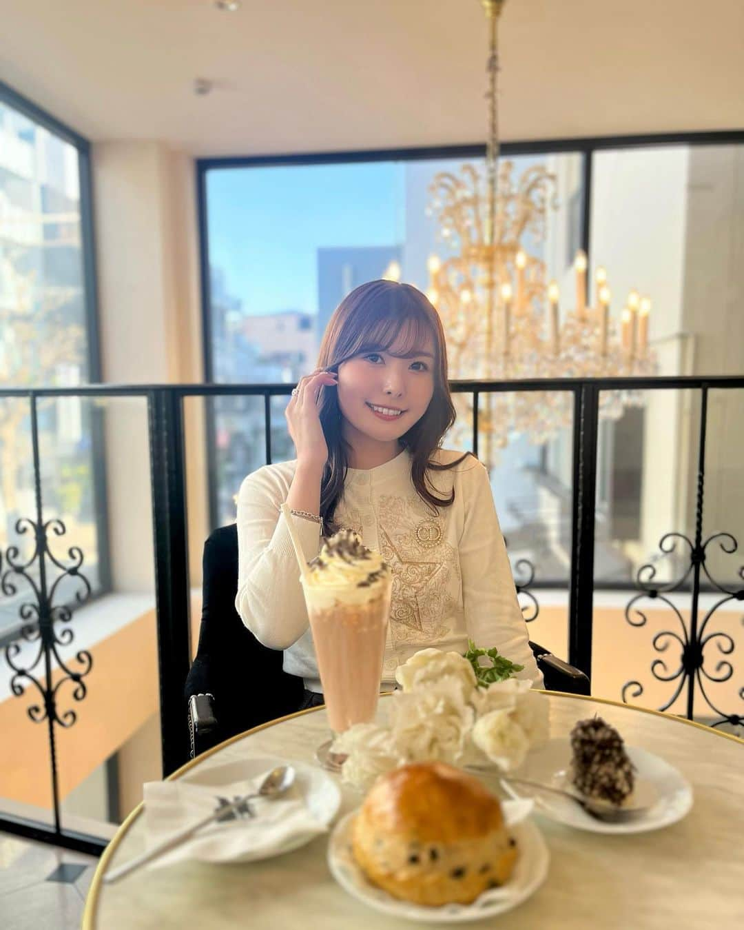 YOUKORINのインスタグラム：「神楽坂にあるカフェ☕️  @auxmerveilleuxdefredtokyo   店内がパンのいい香りで 幸せ気分な朝でした🤍 シャンデリアもフレンチガーリーな 雰囲気でお気に入り✨  📍 〒162-0805 東京都新宿区矢来町１０７−２  #東京#東京カフェ#神楽坂#神楽坂カフェ#パリ#パン#auxmerveilleuxdefred#tokyo」