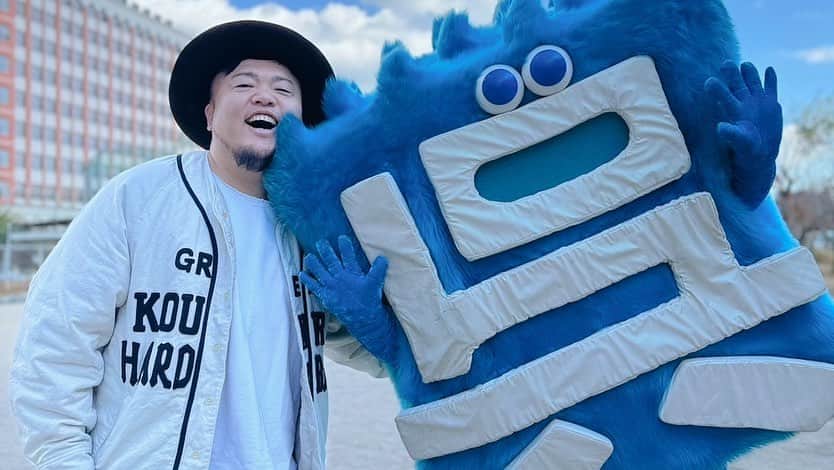 HIPPYのインスタグラム：「呉商業高校の一大イベント［呉商フェスタ］ HIPPY LIVEをやらせていただきました。  生徒へのライブではなく ［呉商フェスタ］にお越しの皆さんへのライブ それはそれはたくさんの来場に驚きと感謝♪  2019年にラジオ［9ジラジ］の取材の時ぶりの体育館 時は経ち、まさか自分がライブしてる未来があるなんて夢のようです。  この巡り合わせに心からありがとう。 今度は生徒向けのライブもやりたいな。  地元広島でのライブは 次への挑戦のため当分の予定はございません。 そんな中たくさんのご来場本当に嬉しかったです。  ［HIPPY スケジュール］ 12/6（水）広島『語り部の会』  12/10（日）大阪 『FILTER88』 12/13（水）神戸『Ball & Musicフェス』 12/17 （日）長野 『SUWARISE2023』 12/23（土）大分 『さいきクリスマスフェスタ』 12/24（日）神奈川 『詳細後日発表』 12/25（月）埼玉『詳細後日発表』 12/31（日）長崎『光の街 カウントダウン2023-2024』 1/9（火）北海道『うるとらうす』 1/20（土）鹿児島『YAMATO spiritフェス』 http://hippy-web.com/schedule/」