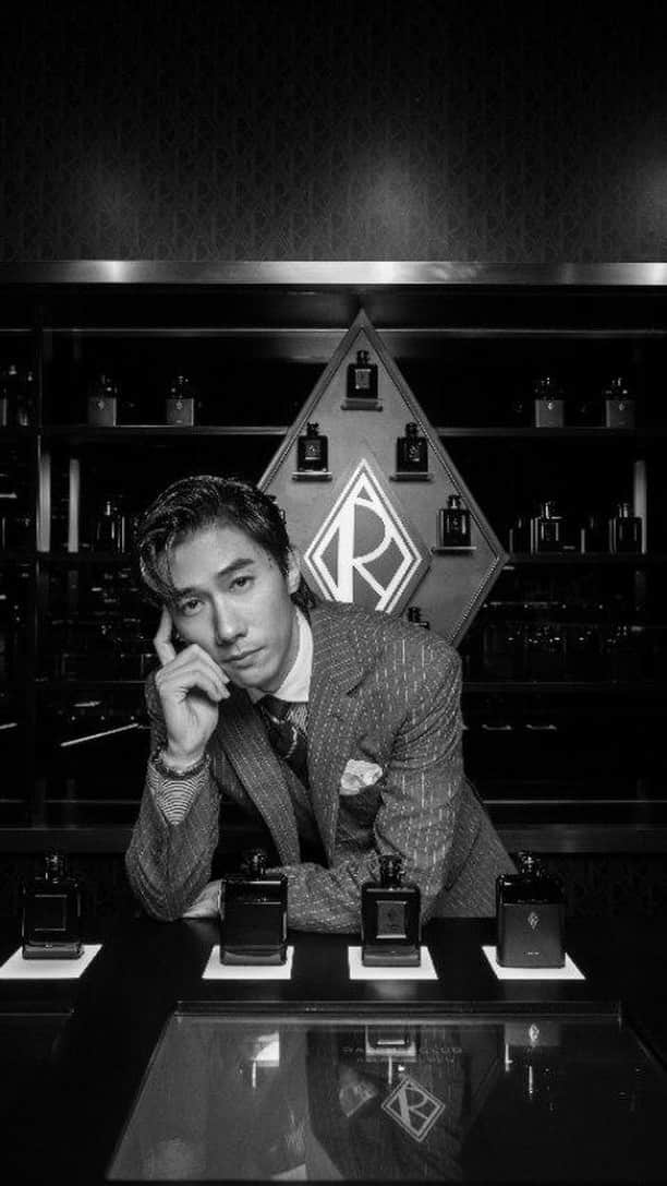 デスモンド・タンのインスタグラム：「Step into the magic of Ralph's Club – where nights transform into extraordinary tales of intensity, elegance, and intoxication. From Singapore to New York at Marina Bay Sands, let the allure linger till Dec 10. ✨   @RALPHLAURENFRAGRANCES #RALPHLAURENFRAGRANCES #RALPHSCLUB @RALPHLAUREN」