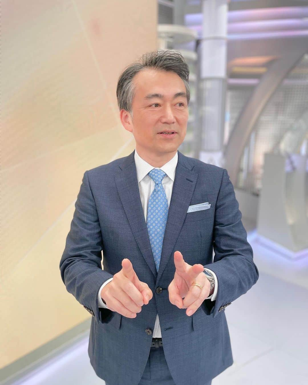 フジテレビ「プライムニュース イブニング」さんのインスタグラム写真 - (フジテレビ「プライムニュース イブニング」Instagram)「奥寺アナ「勝野アナはあれ、なにをしていたの？」 勝野アナ「あ、12月が始まったので、１と２を表していました」  こんな感じで、インスタ用の撮影をしています、梅津アナ！  生野アナがお休みで、代行で来てくださいました。 ありがとうございました！  #生野陽子 @yoko_shono #奥寺健 @fujitv_announcer #杉原千尋 @chihiro.sugihara #勝野健 @ken.katsuno #梅津弥英子 @yaeko.umezu #フジテレビ #アナウンサー #ニュース」12月2日 18時46分 - livenews_it