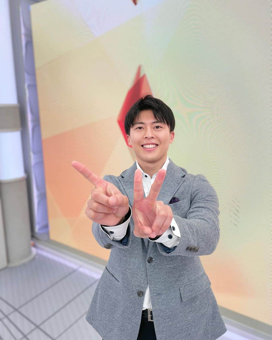 フジテレビ「プライムニュース イブニング」さんのインスタグラム写真 - (フジテレビ「プライムニュース イブニング」Instagram)「奥寺アナ「勝野アナはあれ、なにをしていたの？」 勝野アナ「あ、12月が始まったので、１と２を表していました」  こんな感じで、インスタ用の撮影をしています、梅津アナ！  生野アナがお休みで、代行で来てくださいました。 ありがとうございました！  #生野陽子 @yoko_shono #奥寺健 @fujitv_announcer #杉原千尋 @chihiro.sugihara #勝野健 @ken.katsuno #梅津弥英子 @yaeko.umezu #フジテレビ #アナウンサー #ニュース」12月2日 18時46分 - livenews_it