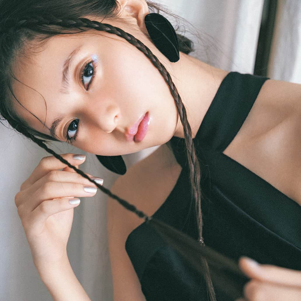 sweetさんのインスタグラム写真 - (sweetInstagram)「sweet12月号より......🖤🪽  本日は、今月のカバーガール 齋藤飛鳥ちゃんのカットを公開🥺✨  いつもとはまたガラッと雰囲気が異なるオトナな飛鳥ちゃんをぜひ堪能して🫣💕  本誌も要チェックです！！  @asuka.3110.official   #sweet12月号 #スウィート12月号 #齋藤飛鳥」12月2日 18時57分 - sweet_editors