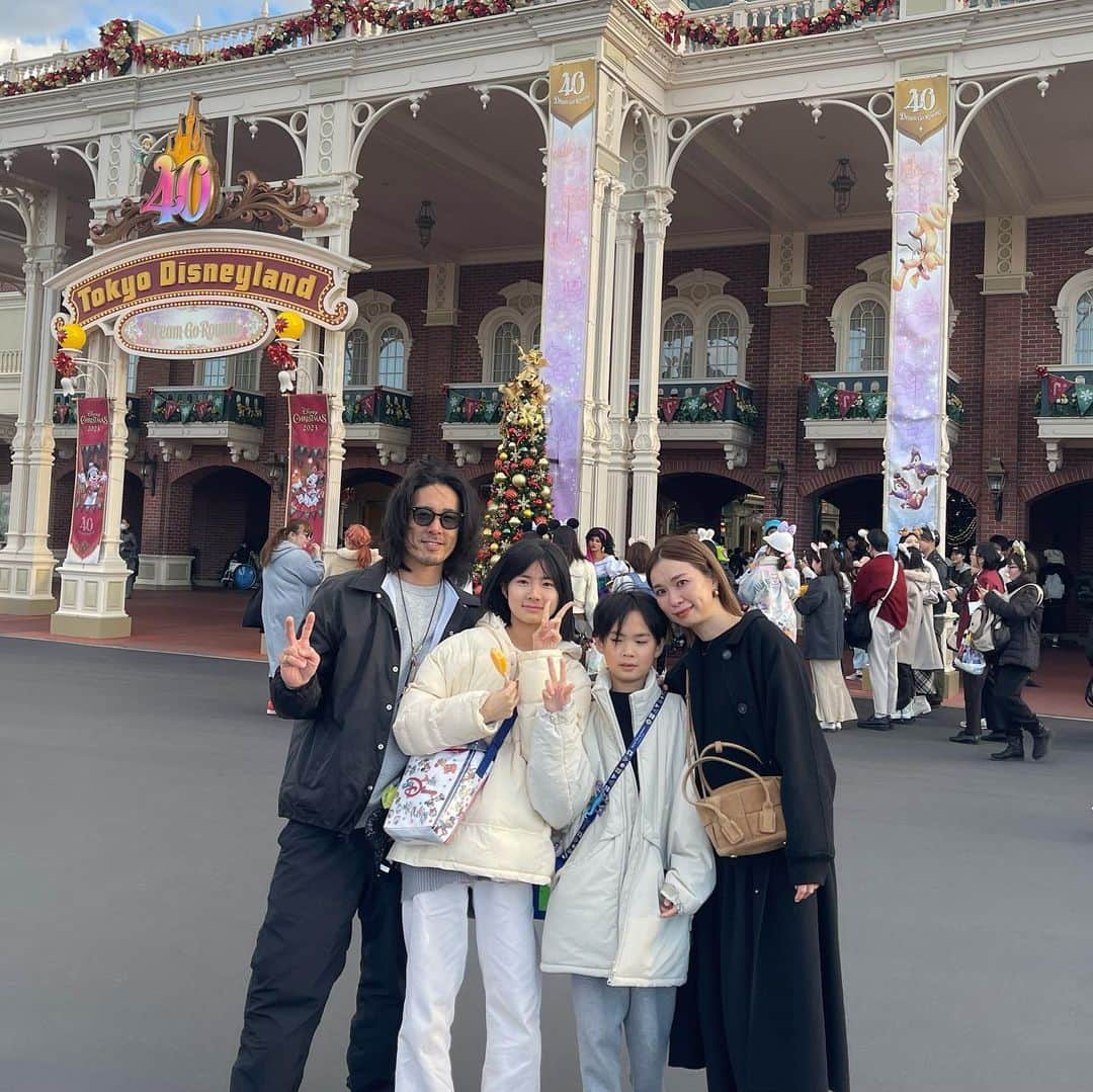 Love_Lifeさんのインスタグラム写真 - (Love_LifeInstagram)「毎年恒例、2days誕生Disney  12/28生まれの娘が味わいたかった クリスマスディズニー  私はミラコスタでプロポーズしてもらって以来  とにかく皆で楽しみました！  子供たちのためとはいえ、 年々体力的にキツくなる2days  2日目は主人が帰りの運転に備え夕方 ひと足先に車へ行き仮眠  夜のシーは3人で楽しんだのですが、 息子と娘がパパがいないと寂しくて楽しめないって、、 私もそう。 やっぱり4人が良いよね☺️  閉園まで居るつもりだったけど、パパに会いたいからって少し早めに主人の元へ  ディズニーに勝った私の主人であり 子供達のパパ  普段怒り役なのに、愛情が伝わっているからか、こんなにも家族に愛され必要とされているんだと、素晴らしいなぁーと尊敬、感慨深いものがありました。  これからも家族で楽しんでいきたい🥰  #あみぶろぐ #TDL #TDS #家族写真 #家族旅行  #家族時間」12月2日 18時49分 - _by_ami