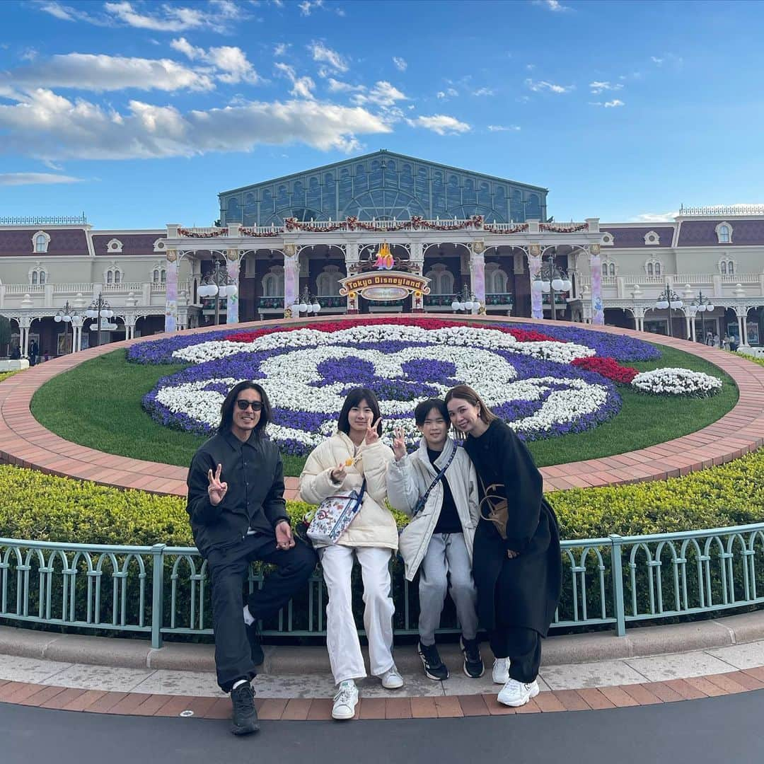 Love_Lifeさんのインスタグラム写真 - (Love_LifeInstagram)「毎年恒例、2days誕生Disney  12/28生まれの娘が味わいたかった クリスマスディズニー  私はミラコスタでプロポーズしてもらって以来  とにかく皆で楽しみました！  子供たちのためとはいえ、 年々体力的にキツくなる2days  2日目は主人が帰りの運転に備え夕方 ひと足先に車へ行き仮眠  夜のシーは3人で楽しんだのですが、 息子と娘がパパがいないと寂しくて楽しめないって、、 私もそう。 やっぱり4人が良いよね☺️  閉園まで居るつもりだったけど、パパに会いたいからって少し早めに主人の元へ  ディズニーに勝った私の主人であり 子供達のパパ  普段怒り役なのに、愛情が伝わっているからか、こんなにも家族に愛され必要とされているんだと、素晴らしいなぁーと尊敬、感慨深いものがありました。  これからも家族で楽しんでいきたい🥰  #あみぶろぐ #TDL #TDS #家族写真 #家族旅行  #家族時間」12月2日 18時49分 - _by_ami