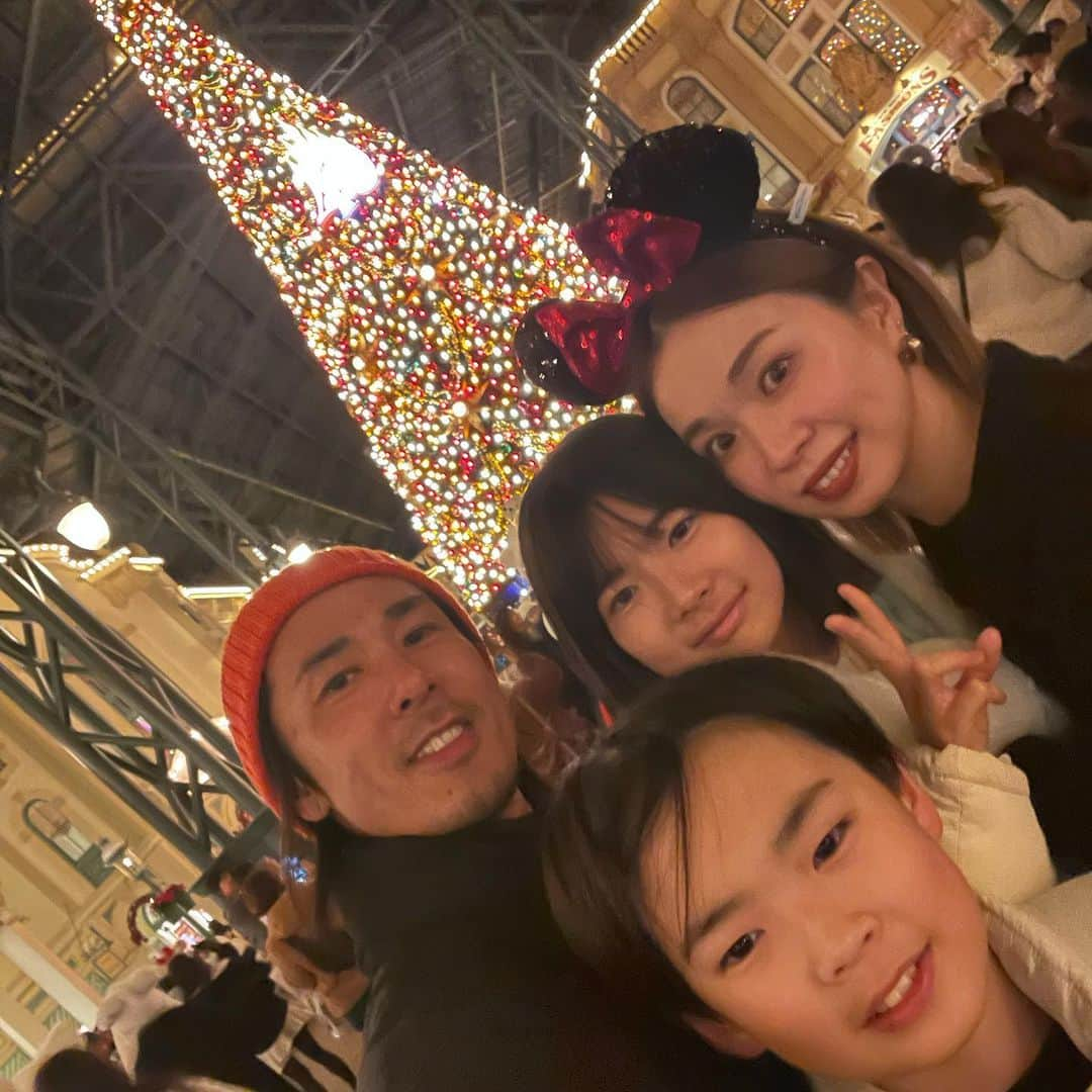 Love_Lifeさんのインスタグラム写真 - (Love_LifeInstagram)「毎年恒例、2days誕生Disney  12/28生まれの娘が味わいたかった クリスマスディズニー  私はミラコスタでプロポーズしてもらって以来  とにかく皆で楽しみました！  子供たちのためとはいえ、 年々体力的にキツくなる2days  2日目は主人が帰りの運転に備え夕方 ひと足先に車へ行き仮眠  夜のシーは3人で楽しんだのですが、 息子と娘がパパがいないと寂しくて楽しめないって、、 私もそう。 やっぱり4人が良いよね☺️  閉園まで居るつもりだったけど、パパに会いたいからって少し早めに主人の元へ  ディズニーに勝った私の主人であり 子供達のパパ  普段怒り役なのに、愛情が伝わっているからか、こんなにも家族に愛され必要とされているんだと、素晴らしいなぁーと尊敬、感慨深いものがありました。  これからも家族で楽しんでいきたい🥰  #あみぶろぐ #TDL #TDS #家族写真 #家族旅行  #家族時間」12月2日 18時49分 - _by_ami