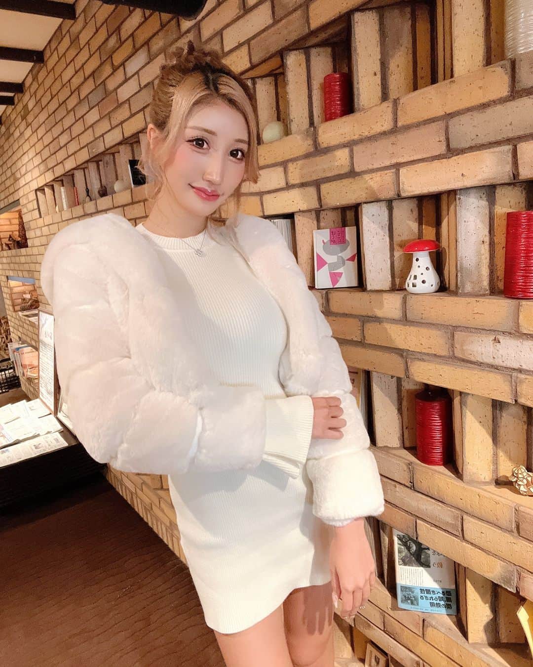 𝐊𝐀𝐄のインスタグラム：「いつもよりかなりメイク薄くしてみた👀  メイク濃いのと薄いのどっちが好き？ 私は濃いの🤣」