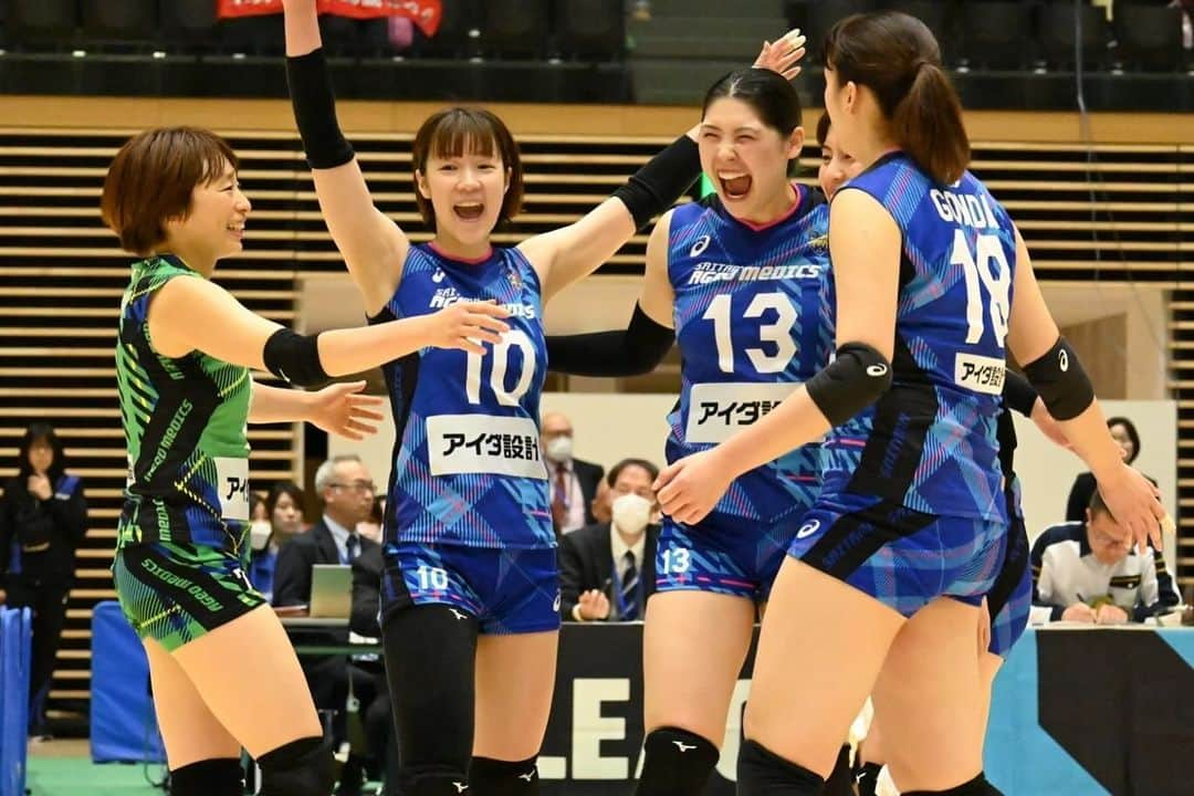 【公式】埼玉上尾メディックスのインスタグラム：「. ／ #試合結果 🔥🔥 ＼  12/2(土)🆚#necレッドロケッツ   ①☆25-23 ②20-25☆ ③18-25☆ ④18-25☆  セットカウント 1-3 NECレッドロケッツ  本日もたくさんのご声援ありがとうございました❣️ 悔しい敗戦となりましたが、会場にお越しいただいた皆様の 声援に背中を押され、戦うことが出来ました🙇‍♀️  明日は勝利した姿を皆様にお見せできるよう、 全力で試合に臨みますので引き続き 応援よろしくお願いします🔥  #埼玉上尾メディックス #vリーグ #バレーボール #vリーグはバレーだよ #埼玉 #上尾 #vleague #アイダ設計」