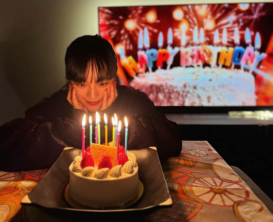 北川富紀子のインスタグラム：「レベル37昇級の儀‼️🎂 無事完了ました。 . . ホロリなお祝いメッセージありがとう💕 . . レベル37は面白いことをたくさん！ みんなにお届けしたいです✨🎂 . . . . 最近とても影響を受けた ある方のお言葉  「運を動かすと書いて、運動。 人生は動き続けることが大切」 . . . . 運を動かすためにも！  興味がわいたこと ワクワクすることを ガンガン追求して  行動力をあげて動き続けます！ . . . ので、 変わらず応援してもらえると 嬉しいです。😌💖 . . . いつもありがとう💕 . . . . . #レベル37 #昇級の儀  #運を動かすと書いて運動 #押忍  #みんなへ #誕生日のお願い #YouTubeとっきーChannel #チャンネル登録お願いします← #良い運動になるはず♡←」