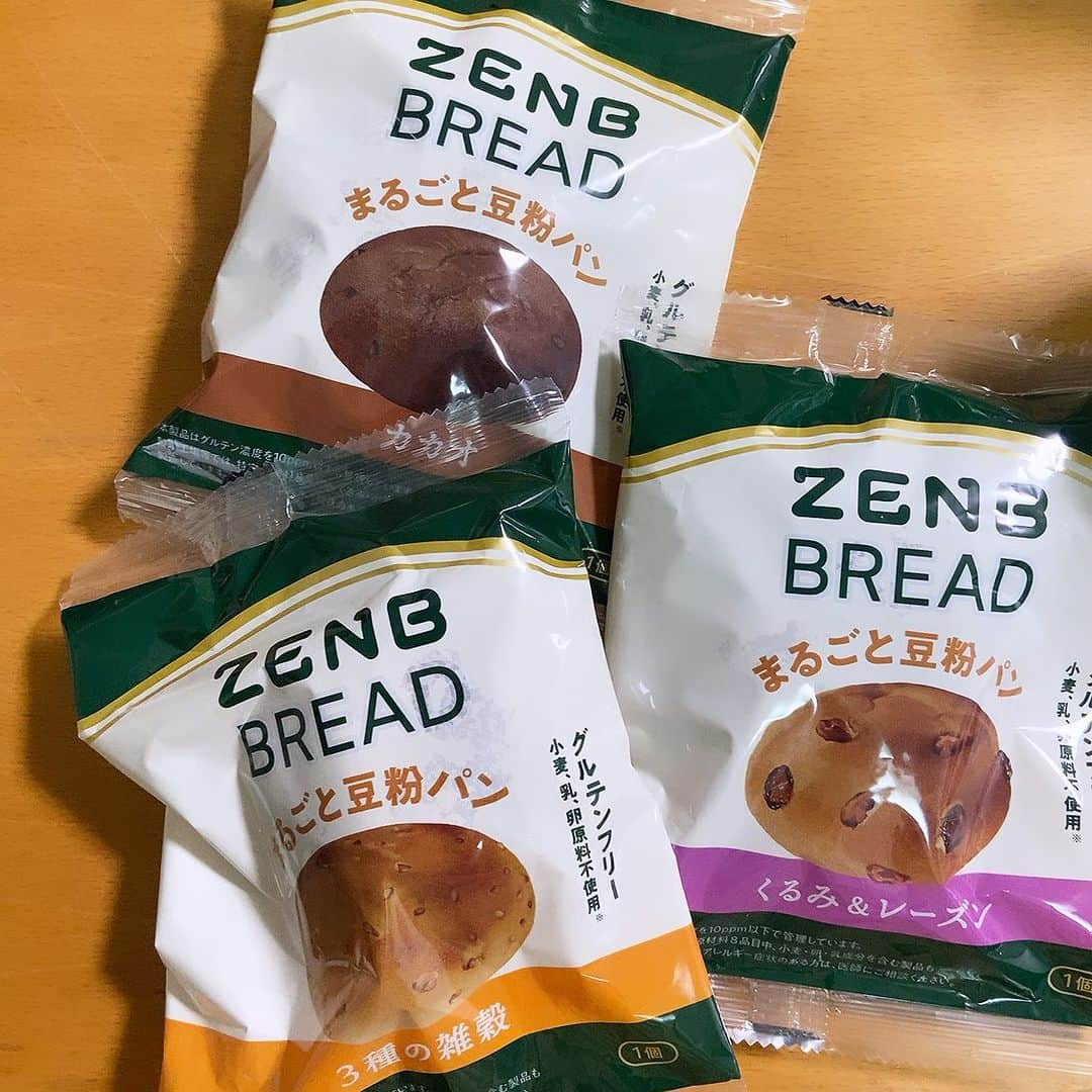 上田祥子のインスタグラム：「11月29日に発売になった、ZENBブレッド。カカオ、くるみ&レーズン、3種の雑穀の3つの味わいで(274円税込、送料別)ZENBヌードルと同じ黄えんどう豆が主原料。食物繊維など栄養もたっぷりです。グルテンフリーで、卵、乳製品、バター不使用。糖質オフの軽いもちもち食感がクセになりそうです。美味しい〜。賞味期限が1ヶ月以上あるので、ストックできるのも嬉しいな。早速まとめ買いしよう！ #zenbブレッド #zenb #グルテンフリー」