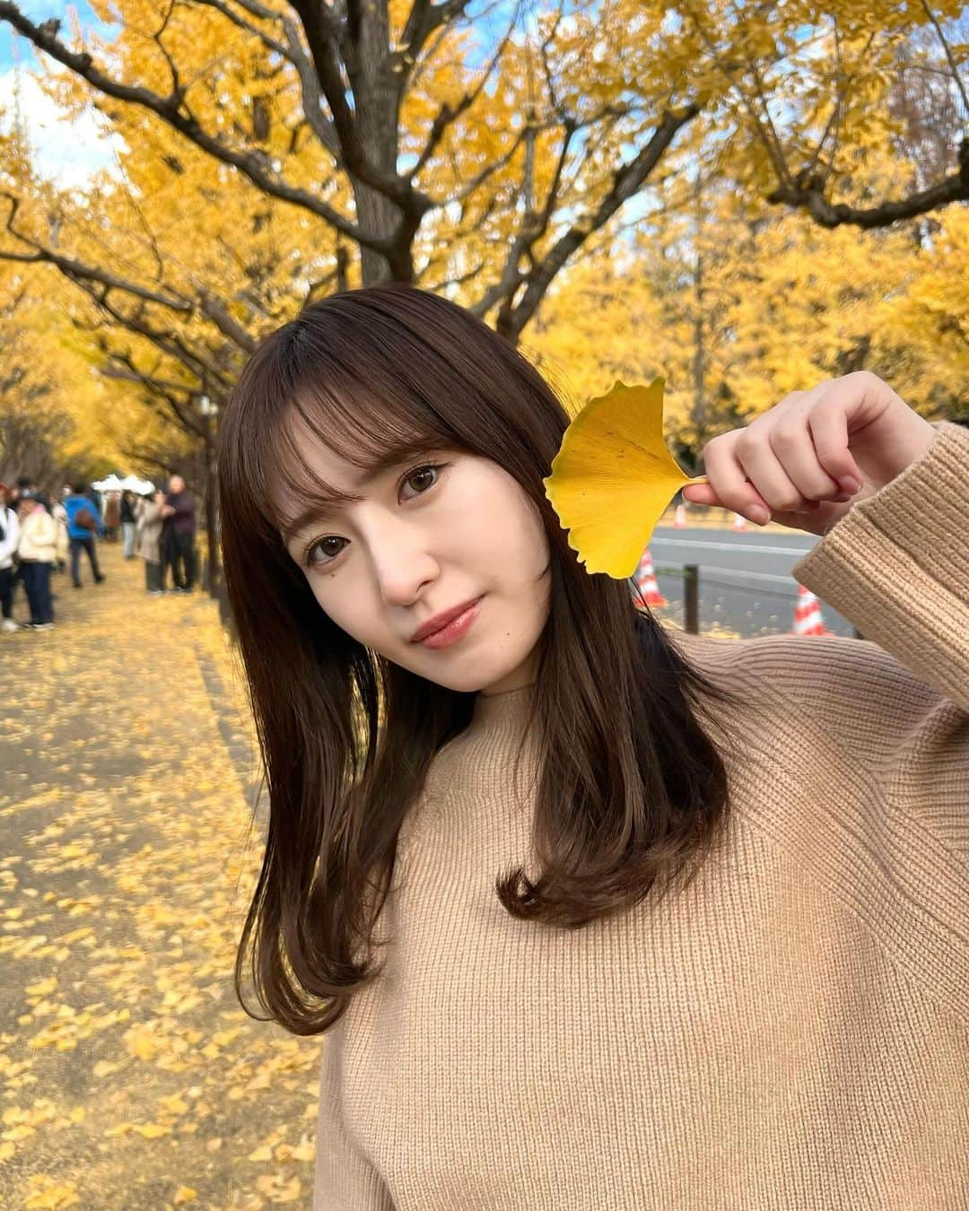 伊藤彩華さんのインスタグラム写真 - (伊藤彩華Instagram)「🍁  質問をいただいたセットアップは @rirandture_official だよ🤍  #スターダスト #伊藤彩華 #銀杏並木 #秋コーデ #キャメルコーデ #fashion #ootd #ブルベ」12月2日 18時54分 - ayaka_ito_official