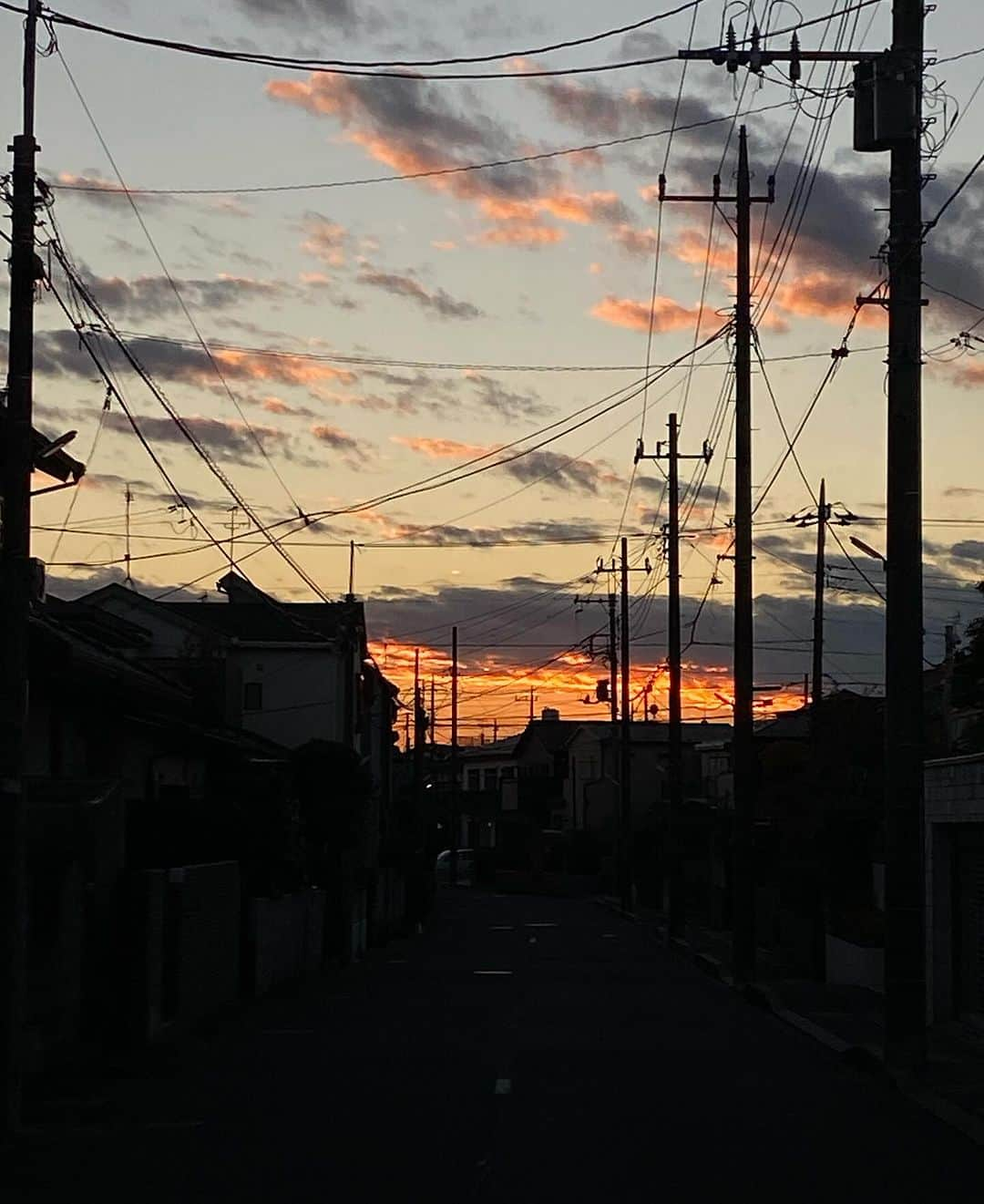 林えみりさんのインスタグラム写真 - (林えみりInstagram)「本日まとめ🍛  夫企画のスウェットを着て（お疲れさま👏） 12キロお散歩して、美味しいご飯食べて、家族とピースして、夕焼けが綺麗で、今日も幸せな一日でした♡  #mammut#fragmentdesign  #ootd#HM#おばあちゃんと孫 #uniqlo #ノームコア#normcore #ボブ#パーカーコーデ  #curry #coffee#cafe#カフェ」12月2日 18時55分 - emiri_konatsu