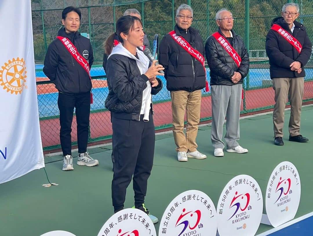 加藤未唯さんのインスタグラム写真 - (加藤未唯Instagram)「東山テニスクラブでのイベントでした🎾 小学2年生のときにテニスを始め、そこから2年間通っていたクラブだったので、すごく懐かしい気分になりました！  私が小さい時もプロが来てくれて、一緒に打ってもらったことを思い出すと、感慨深いものがありました🥹 まさか自分が教える側になるなんて思ってもいませんでしたが、 子どもたちの楽しそうにキラキラした笑顔を見ると、改めてテニスで繋がれるご縁が素晴らしいものと思うことが出来ました！ 次の世代に伝えるっていいですね〜  洛北ロータリークラブの皆様ありがとうございました💓 #テニスイベント #東山テニスクラブ」12月2日 18時55分 - miyukato1121