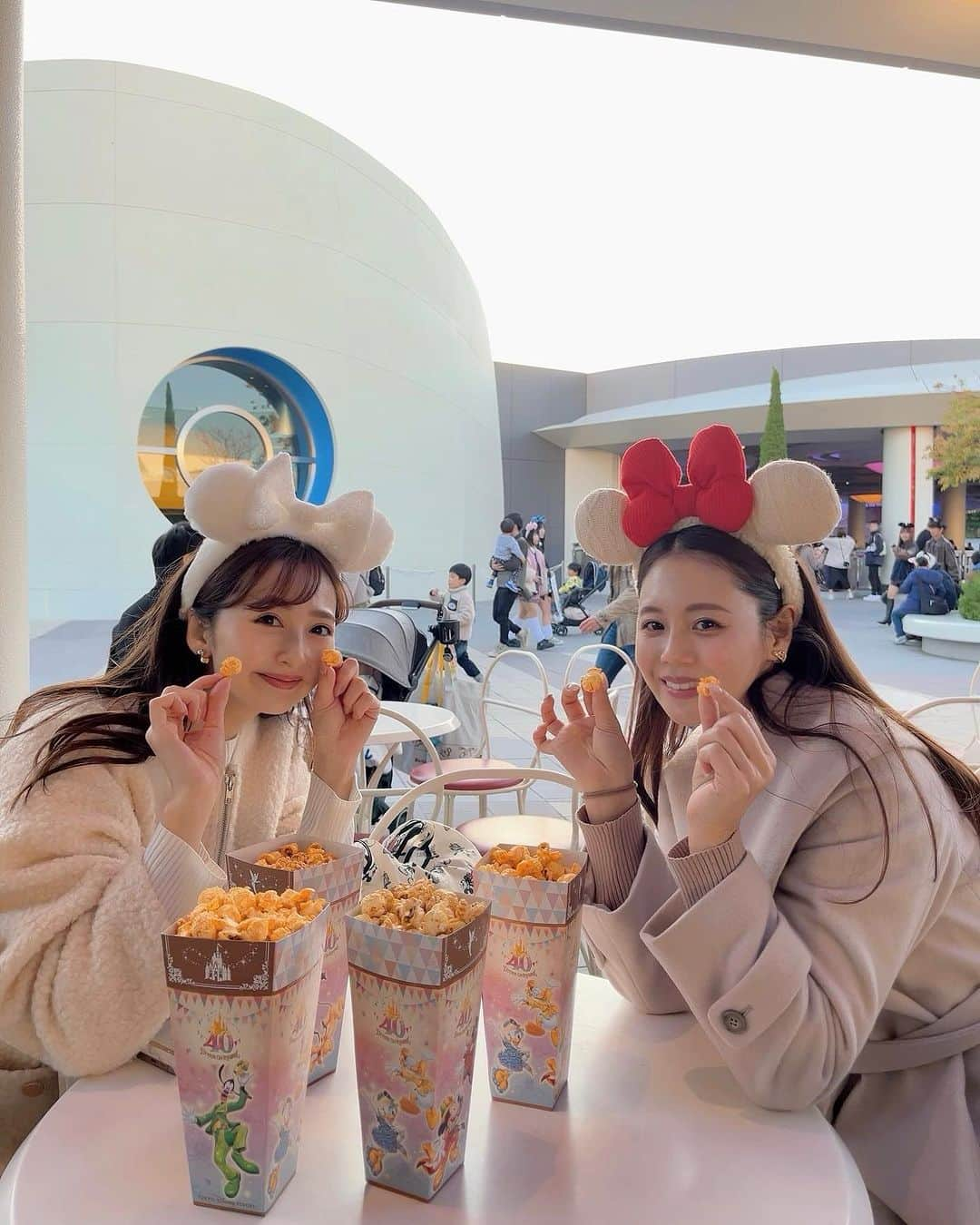 西村笑花さんのインスタグラム写真 - (西村笑花Instagram)「♡ ・ ・ ディズニーランド🏰🎄♥️  るなちゃんがリルリンリングッズ たくさん持ってきてくれて 可愛い写真たくさん撮れた〜📸 ありがとう〜っ♥️  たのしすぎて一瞬な1日でした💫 またみんなディズニー行きたいな🥰  #tokyodisneyland  #ディズニーランド #リルリンリン  #ディズニークリスマス」12月2日 19時04分 - emika_nishimura