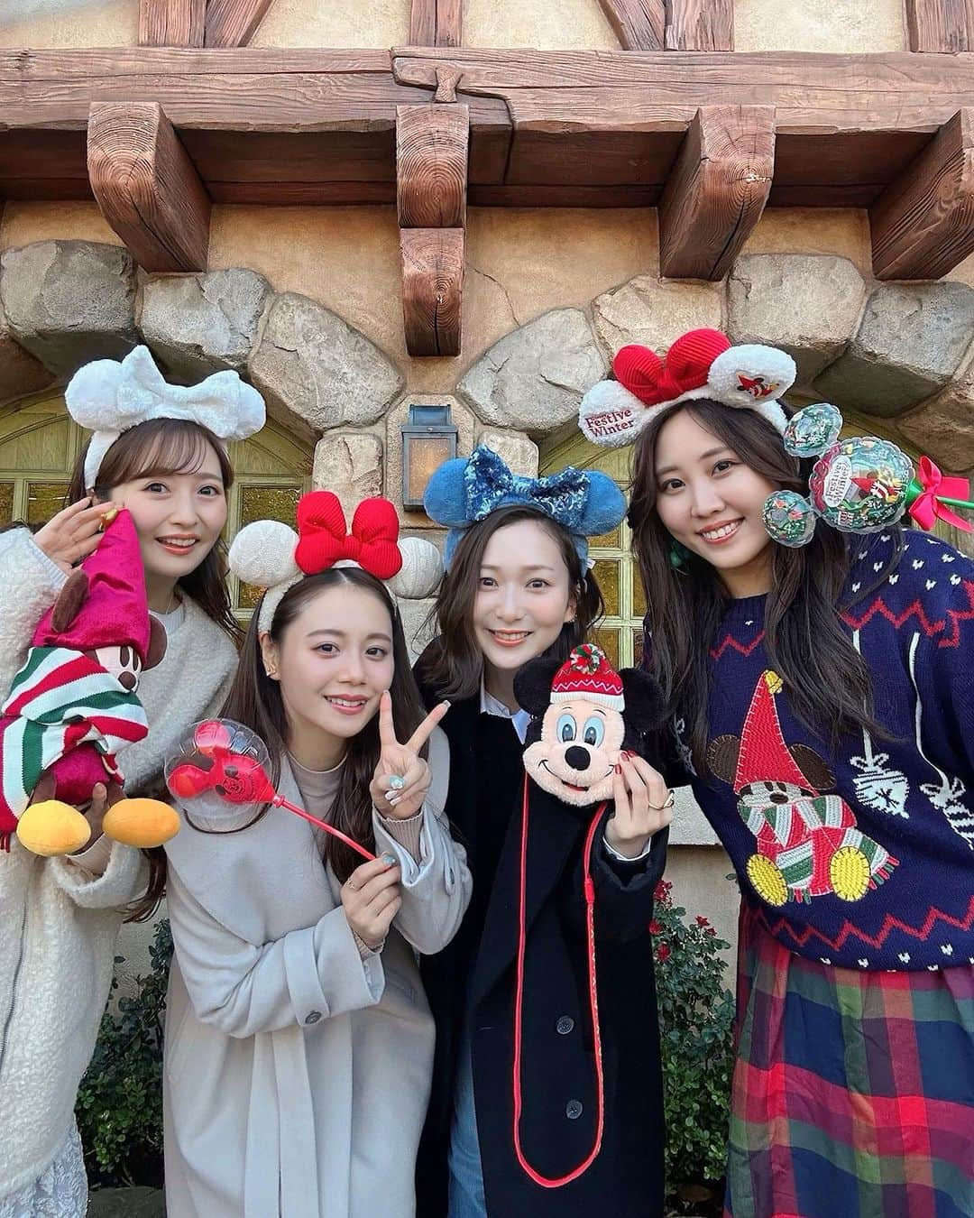 西村笑花さんのインスタグラム写真 - (西村笑花Instagram)「♡ ・ ・ ディズニーランド🏰🎄♥️  るなちゃんがリルリンリングッズ たくさん持ってきてくれて 可愛い写真たくさん撮れた〜📸 ありがとう〜っ♥️  たのしすぎて一瞬な1日でした💫 またみんなディズニー行きたいな🥰  #tokyodisneyland  #ディズニーランド #リルリンリン  #ディズニークリスマス」12月2日 19時04分 - emika_nishimura