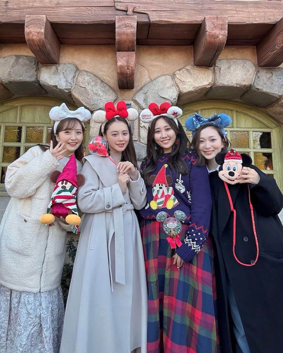 西村笑花さんのインスタグラム写真 - (西村笑花Instagram)「♡ ・ ・ ディズニーランド🏰🎄♥️  るなちゃんがリルリンリングッズ たくさん持ってきてくれて 可愛い写真たくさん撮れた〜📸 ありがとう〜っ♥️  たのしすぎて一瞬な1日でした💫 またみんなディズニー行きたいな🥰  #tokyodisneyland  #ディズニーランド #リルリンリン  #ディズニークリスマス」12月2日 19時04分 - emika_nishimura