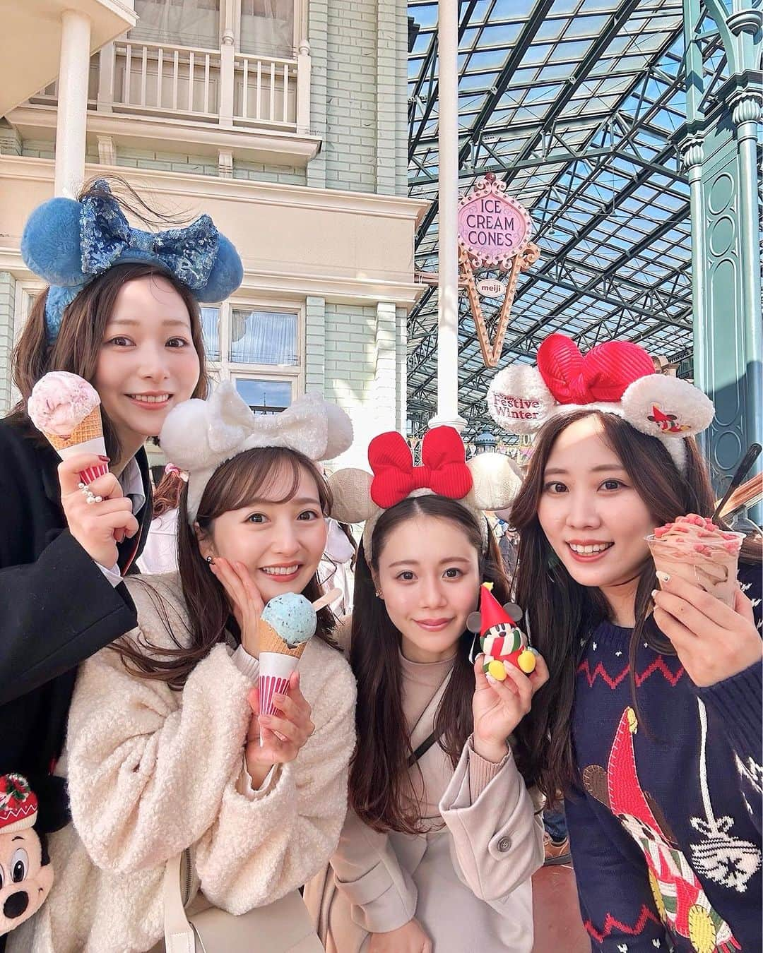 西村笑花のインスタグラム：「♡ ・ ・ ディズニーランド🏰🎄♥️  るなちゃんがリルリンリングッズ たくさん持ってきてくれて 可愛い写真たくさん撮れた〜📸 ありがとう〜っ♥️  たのしすぎて一瞬な1日でした💫 またみんなディズニー行きたいな🥰  #tokyodisneyland  #ディズニーランド #リルリンリン  #ディズニークリスマス」