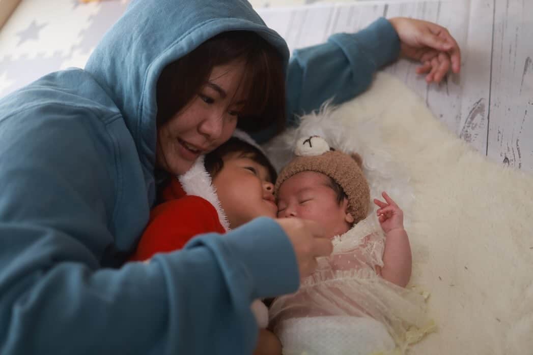 ゆい/スターリーズさんのインスタグラム写真 - (ゆい/スターリーズInstagram)「りずのニューボーンフォト👶 可愛い姪っ子が2人も🤤🤤🤤 おばちゃんどうしよ🤷‍♀️ 可愛すぎて愛しすぎて🤦‍♀️笑 すたことりず2人ともいっぱい貢いだる 2人の1番の味方でおったる🤤 (ままとぱぱが反対することも全部叶えたる) りずすくすく育ってくれ☺️☺️  #姪っ子   まま @starysteam_miyu  ぱぱ @yaaaman.0625  カメラ @kazuto0516  カモ @ran_starys」12月2日 18時57分 - yui_starys