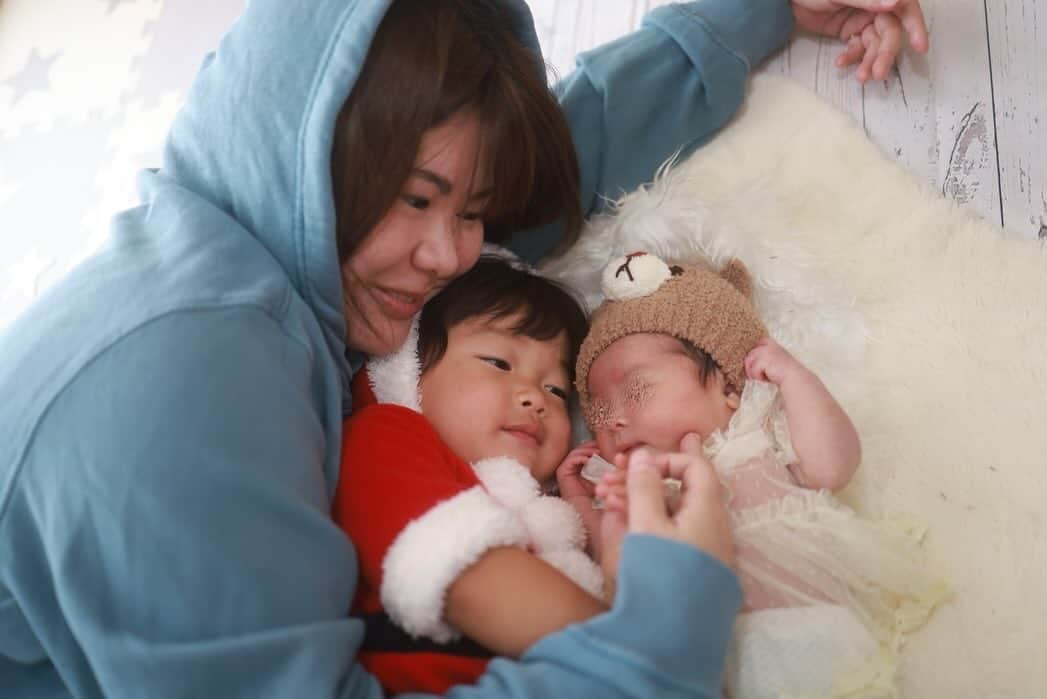 ゆい/スターリーズさんのインスタグラム写真 - (ゆい/スターリーズInstagram)「りずのニューボーンフォト👶 可愛い姪っ子が2人も🤤🤤🤤 おばちゃんどうしよ🤷‍♀️ 可愛すぎて愛しすぎて🤦‍♀️笑 すたことりず2人ともいっぱい貢いだる 2人の1番の味方でおったる🤤 (ままとぱぱが反対することも全部叶えたる) りずすくすく育ってくれ☺️☺️  #姪っ子   まま @starysteam_miyu  ぱぱ @yaaaman.0625  カメラ @kazuto0516  カモ @ran_starys」12月2日 18時57分 - yui_starys