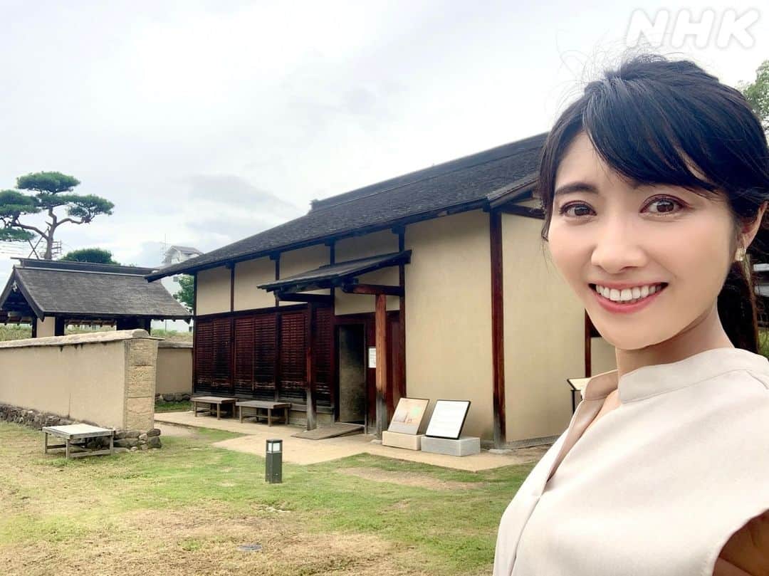 NHK「ニュースウオッチ９」のインスタグラム：「気象キャスター #久保井朝美 です  松山市の #湯築城🏯 中世のお城なので天守などはなく、武家屋敷が復元されています 土の凸凹が楽しいお城です😊  #お城クイズ💡 出土したお皿には、何がついていたでしょう？ ①猫の足跡 ②猿の引っかいた跡 ③犬の歯形  #サタデーウオッチ9」