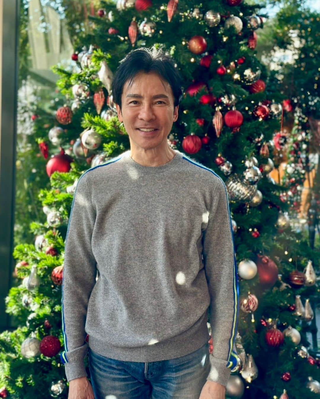 郷ひろみさんのインスタグラム写真 - (郷ひろみInstagram)「ツリーを見つけて撮ってみたよ🎄 すごく綺麗だった〜‼️ 街はもうXmasだよね。  来週はいよいよミラノ座のスペシャルショー。 そのままディナーショーへと続いていくよ。みんなでXmasシーズンを楽しもうねっ👍  I took a picture in front of the christmas tree. The Christmas tree is beautiful, isn't It?  #郷ひろみ#hiromigo」12月2日 18時58分 - hiromigo_official