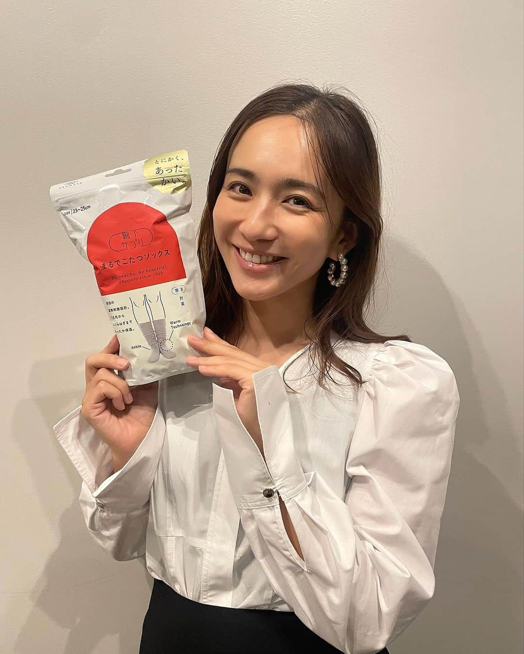 優木まおみさんのインスタグラム写真 - (優木まおみInstagram)「急に寒くなり冬らしくなってきましたよね。 体調崩しやすい季節なので身体を温めて過ごしていきたいです^^  足元を暖めると全身ぽかぽか温まりますよね。   靴下の岡本「まるでこたつソックス」は 特殊な編み方で、「三陰交」という足首のツボが温熱刺激されることによって、つま先までぽかぽかになるそうです。   履いてみると、本当にこたつに入ってるかのように暖かく感じます！   ふわふわでしっかりとした厚みもあり履き心地もよく、この冬のマストアイテムになりそうです。   #PR #靴下の岡本 #まるでこたつソックス @okamoto_corporation」12月2日 18時59分 - yukimaomi