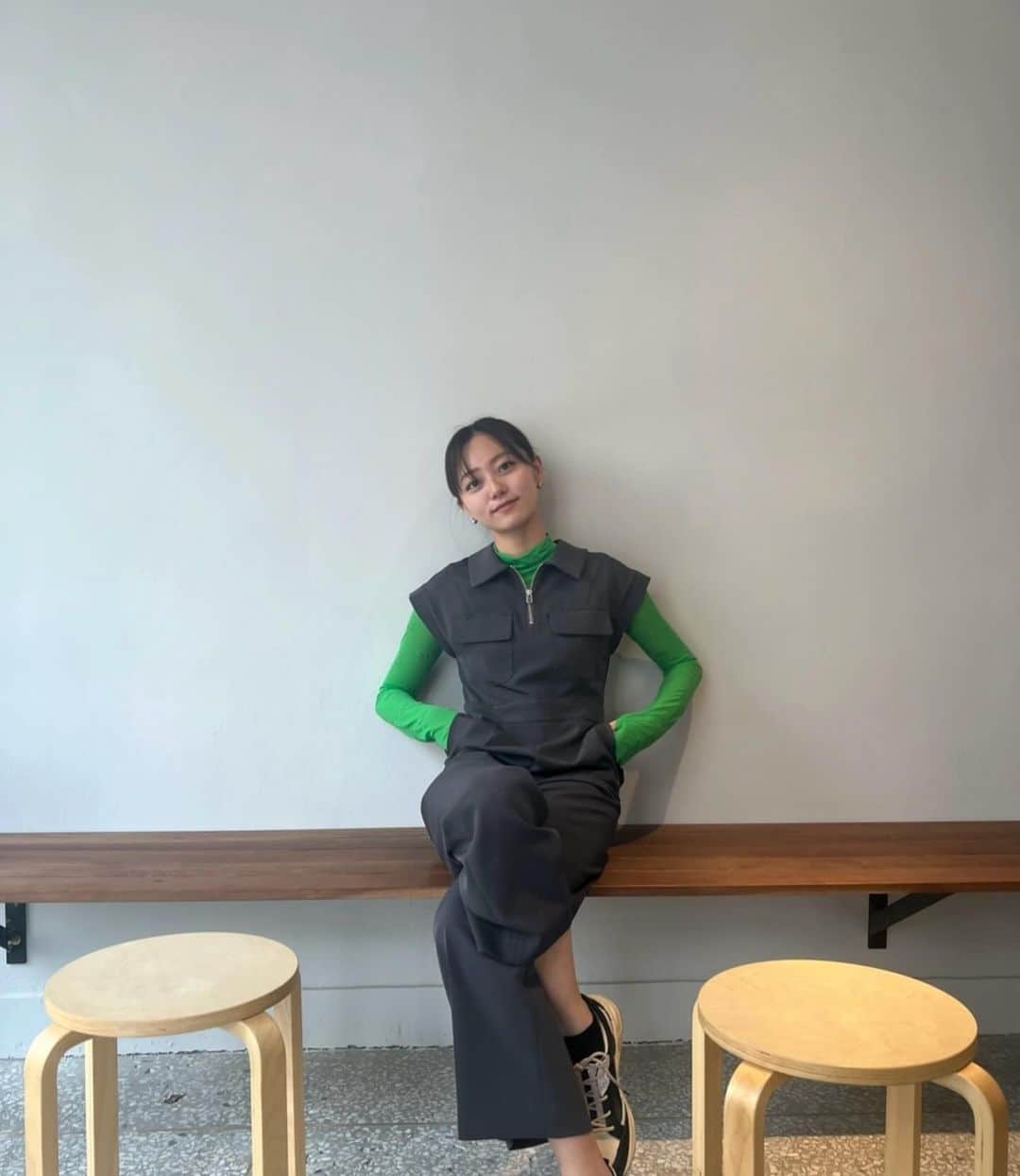 工藤綾乃のインスタグラム：「韓国での私服〜！ ドラマ撮影とスチール以外は全て私服なのです。 クローゼットのありとあらゆるお洋服と新しく買ったものと組み合わせるの楽しかったんだけど大変だったーー！コーディネートのプロ、尊敬します 色物と柄物多めです😉  EP1〜4までで着てたお洋服たち 3枚目全身じゃなくてごめんね🤣   #韓国ドラマな恋がしたい」