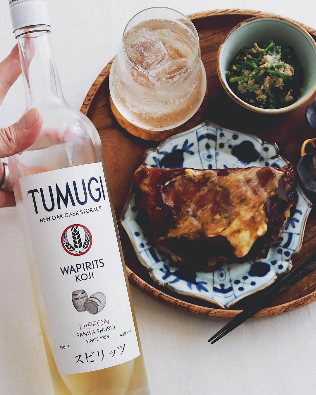 樋口正樹さんのインスタグラム写真 - (樋口正樹Instagram)「Okonomiyaki & TUMUGI Highball  今夜はお好み焼きハーフ。 まったく映えないですが💦 好きで家で良く作る豚玉。 仕上げのマヨをキレイに ピャーピャーと決めたい🤔  あと里芋の煮っころがし、 ほうれんそうの胡麻和え、 ソースの濃い料理に合う ツムギカスクハイボール👍 @wapirits.tumugi  . #お好み焼き #豚玉 #里芋の煮っころがし #ほうれん草の胡麻和え#ツムギ #ハイボール #三和酒類 #和ピリッツ #TUMUGI #wapiritsTUMUGI #wapirits #pr」12月2日 19時00分 - higuccini