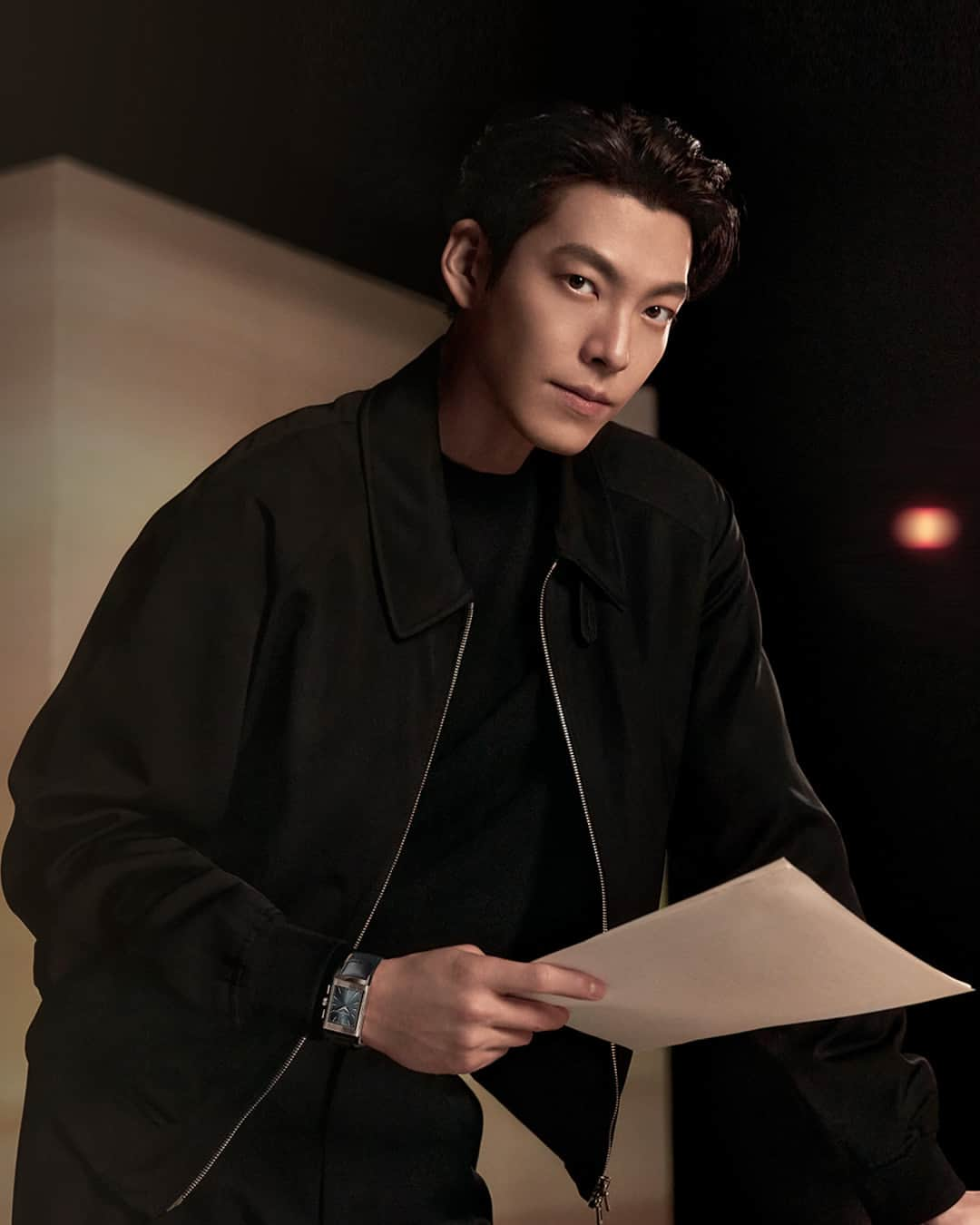 ジャガールクルトのインスタグラム：「Sporting the Reverso Tribute Chronograph. #Reverso _ Kim Woo-Bin @____kimwoobin Reverso Tribute Chronograph Designed, made and assembled in our Manufacture _ A chronograph of iconic shape sitting on the wrist of our Global Ambassador Kim Woo-Bin @____kimwoobin. The Reverso Tribute Chronograph embodies the spirit of invention driving La Grande Maison for 190 years of history. _ #JaegerLeCoultre #Reverso #TheWatchmakerOfWatchmakers #KimWooBin」