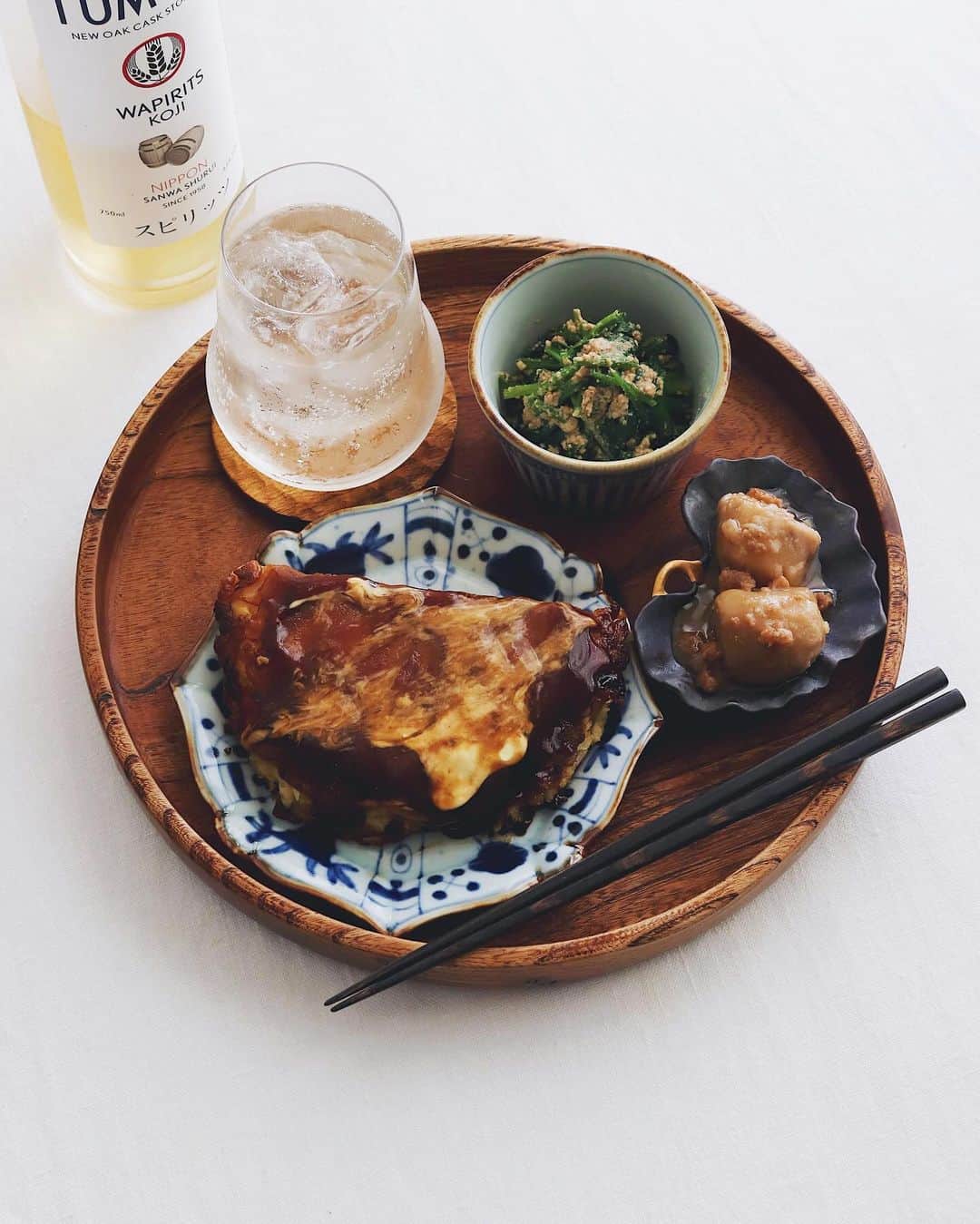 樋口正樹のインスタグラム：「Okonomiyaki & TUMUGI Highball  今夜はお好み焼きハーフ。 まったく映えないですが💦 好きで家で良く作る豚玉。 仕上げのマヨをキレイに ピャーピャーと決めたい🤔  あと里芋の煮っころがし、 ほうれんそうの胡麻和え、 ソースの濃い料理に合う ツムギカスクハイボール👍 @wapirits.tumugi  . #お好み焼き #豚玉 #里芋の煮っころがし #ほうれん草の胡麻和え#ツムギ #ハイボール #三和酒類 #和ピリッツ #TUMUGI #wapiritsTUMUGI #wapirits #pr」
