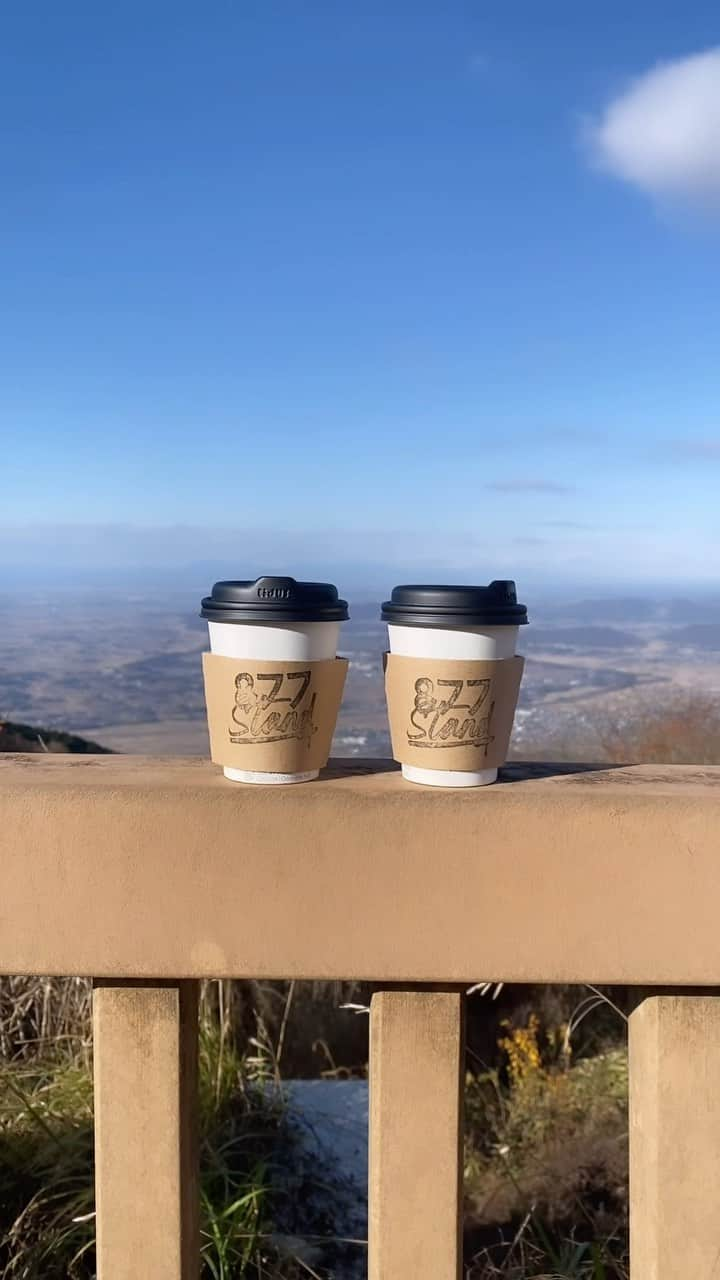 片桐優妃のインスタグラム：「紅葉シーズンの筑波山🍁⛰ ケーブルカーの天井が装飾されてたり、おしゃれなお店もちらほら🍙🚠 . くるみ味噌だんご、きのこ汁、豚まん、コーヒー、 男体山の上にあったお店のもの全部おいしかった❣️ 登山コースはきつすぎず、長すぎず初心者向きでとってもよかった😊 また行きたい山です🥳 . #筑波山 #紅葉 #登山好きな人と繋がりたい #登山女子 #877stand」