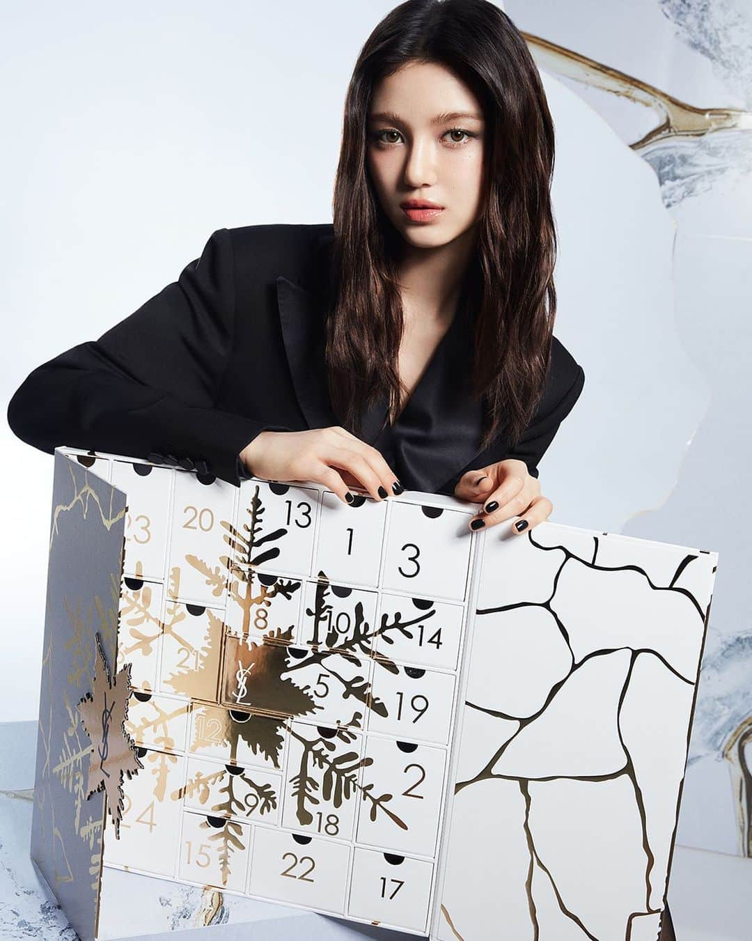 Yves Saint Laurent Beautyのインスタグラム：「Seize a shimmering snowflake with #Danielle and indugle in the YSL Beauty HOLIDAY ADVENT CALENDAR for a magical celebration.   #YSLBeauty #Holidays #NewJeans #입생로랑뷰티 @NewJeans_Official @Studioioo」