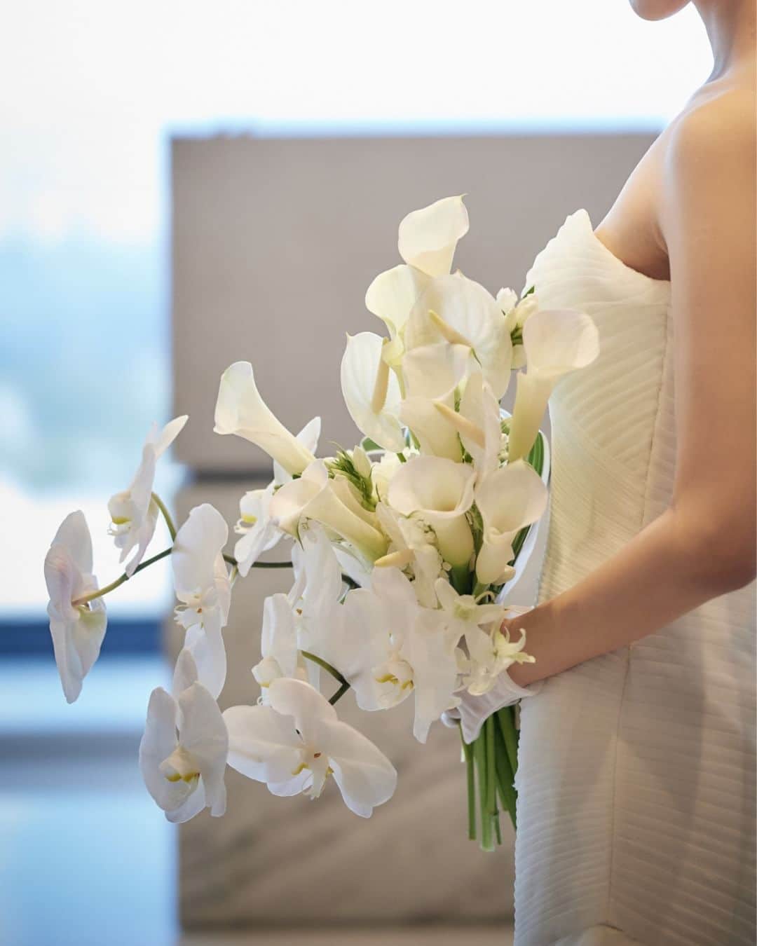 オードヴィーウェディング【名古屋・結婚式場】 さんのインスタグラム写真 - (オードヴィーウェディング【名古屋・結婚式場】 Instagram)「/ bouquet トレンドの花材もとりいれつつ、 クラシカルな雰囲気も持ち合わせた ブーケのご紹介です。  花嫁といえばな、ホワイトカラーは 清廉潔白、まさにウェディングにピッタリのお色味です。  ┈┈┈┈┈┈┈┈┈┈┈┈┈┈┈┈┈  これから結婚式を挙げる花嫁さまへ 準備が楽しくなるウェディング情報発信中  おいしいもおしゃれも全部叶える 名古屋のおしゃれなレストランwedding オードヴィーウェディング  会場をくわしく見るならプロフィール ＠eaudevie_wedding.edv の𝐔𝐑𝐋をタップ  ┈┈┈┈┈┈┈┈┈┈┈┈┈┈┈┈┈ #オードヴィーウェディング #オードヴィー花嫁 #愛知式場 #レストランウェディング #結婚式ブーケ #ブーケ #フラワーアレンジ #weddingbouquet #bouquet #オーダーブーケ #フラワーアレンジメント #ブライダルブーケ #ナチュラルウェディング #ドライフラワーブーケ」12月2日 19時00分 - eaudevie_wedding.edv
