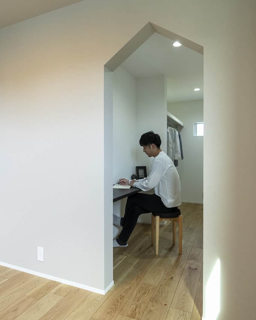 エーシン 福井 工務店 新築 注文住宅のインスタグラム：「寝室にあるウォークインクローゼットの隣に設けたカウンタースペース。  ほどよいおこもり感で、仕事も趣味もはかどります。  ------------------------------------------ その他の実例はこちら☞( @eshin_fukui ) ------------------------------------------  #福井 #福井工務店 #エーシンホーム #エーシン #土地探し #マイホーム #新築 #注文住宅 #福井家づくり #福井県 #福井市 #鯖江市 #越前市 #大野市 #勝山市 #敦賀市 #あわら市 #坂井市 #こもり部屋 #書斎コーナー #カウンタースペース #寝室横の作業スペース #ウォークインクローゼット兼書斎」