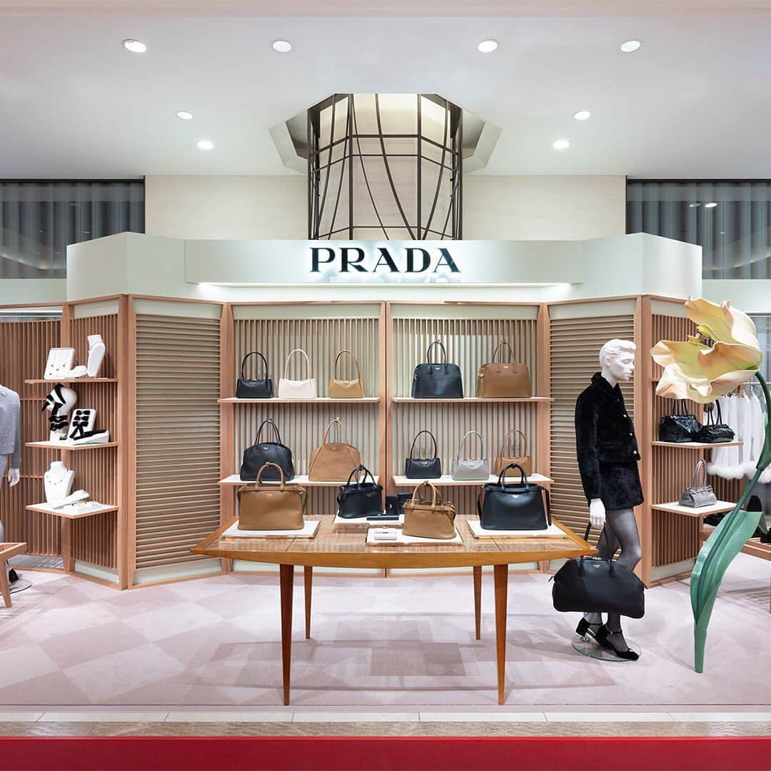 HANKYU.MODEさんのインスタグラム写真 - (HANKYU.MODEInstagram)「. PRADA POP UP STORE At 1F CotocotoStage11 Until 12/12  「PRADA」ポップアップストアが期間限定で開催中。 スカートやトップス、ニットのナチュラルカラーが特徴的なウェアやアクセサリーが揃い、阪急うめだ本店先行販売となるエクスクルーシブなバッグも登場。 モダンでフェミニンな魅力のフットウェアまで揃うポップアップをぜひご覧ください。  詳しくはプロフィールURLをチェック！@hankyumode  #prada #プラダ #hankyumode #hankyu #阪急うめだ本店 #阪急本店 #うめはん #ファッション  #hankyumode23aw #うめはん先行販売 #プラダシューズ #プラダバッグ #プラダウェア #bag #shoes」12月3日 12時00分 - hankyumode