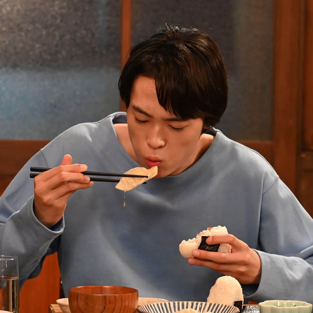 東海テレビ「いつかこの雨がやむ日まで」のインスタグラム：「🍳 #あたりのキッチン！🍳  ＼✨第8膳 今夜23:40〜放送✨／  今夜は水餃子回😋 清正のために清美が提案した水餃子です✨  #窪塚愛流 #食べているシーンでほろりときました #今日も心がほっこりします  🍳🌟🍳🌟🍳🌟🍳🌟🍳🌟🍳🌟🍳🌟🍳🌟🍳  土ドラ『 あたりのキッチン！』 第８膳 12/2(土)よる11:40〜放送  コミュニケーション能力はゼロ…でも 食材から調味料の配合までぴったり的中できる！ “絶対味覚”をもつ大学生・辺 清美の成長物語。 挙動不審でいつも空回り!？ 接客は０点だけど想いを込めた料理でオーダー以上の美味しさをお届け！ 食欲の秋！胃袋も心も掴むハートフル“グルメ”ドラマ！  🍳🌟🍳🌟🍳🌟🍳🌟🍳🌟🍳🌟🍳🌟🍳🌟🍳  #あたりのキッチン！ #土ドラ #ドラマ #グルメ #料理 #レシピ #白乃雪 #講談社 #アフタヌーン #漫画」