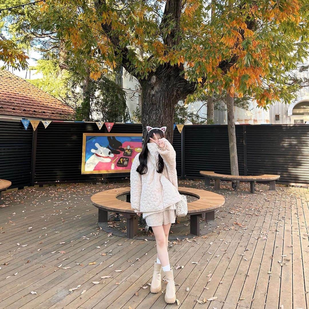 あみさんのインスタグラム写真 - (あみInstagram)「︴𝑎𝑢𝑡𝑢𝑚𝑛 𝑑𝑎𝑦 𝑡𝑟𝑖𝑝 , 𝑐𝑜𝑜𝑟𝑑𝑖𝑛𝑎𝑡𝑒 🧺🍂  夜は肌寒くなってきて薄手ダウン☃️💭  首寒いから上まで閉める時は 髪の毛じゃまになるからポニーテールしちゃう .. ♡♡  て思ったけど髪なくなったらその分寒くなるじゃんね . ̫ . 着崩れなくて楽なのは間違えない🫶🏻  ps.夜のお店の光って盛れるくない？🌛✨  . . .  #富士急 #富士急ハイランド #秋コーデ #低身長コーデ #ワントーンコーデ #淡色コーデ #プチプラコーデ #shein #mystic #kastane #秋旅行」12月2日 19時02分 - ami___nmo