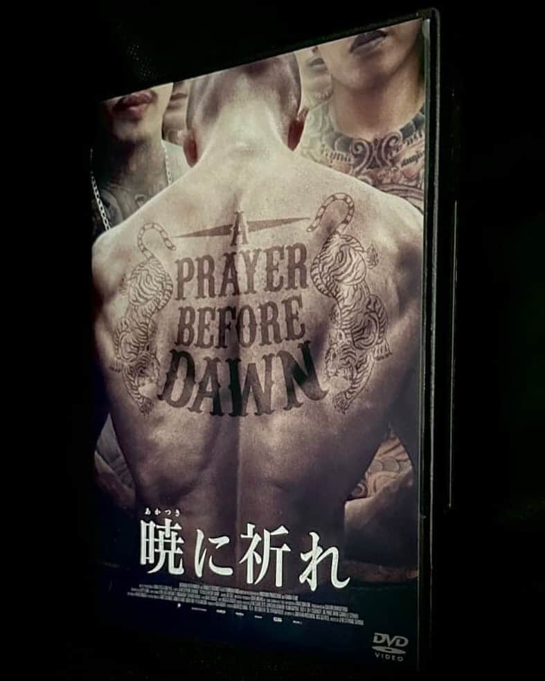 ビームス神戸のインスタグラム：「. 〜オバんのオススメ映画〜 . 〈暁に祈れ〉    ©︎ 2017 - Meridian Entertainment - Senorita Films SAS　  実在のイギリス人ボクサー : ビリー・ムーア。  彼の自伝的小説を映画化した本作品は“地獄”と形容されるタイの刑務所を生き抜いていく様を描いています。こちらの映画で囚人を演じている大半は収容されていた元囚人。全身タトゥーだらけで、おっかなびっくりですが、タトゥーも全て本物だそうです(･_･;  ◯あらすじ  イギリス人ボクサーのビリー・ムーアは、タイで麻薬中毒になってしまう。逮捕されたビリーは、殺人や汚職が蔓延する、この世の地獄のような刑務所に収監され、恐怖と死との隣り合わせの日々を過ごす。所内に設立されたムエタイクラブとの出会いが彼を徐々に変えていく…。  #映画鑑賞 #beams#bprbeams#beamsplus#beamsboy#raybeams#kodomo#beamst#instafashion#instagood#outfit#outfitoftheday#fashion#ootd#beamskobe#kobe#japan #レイビームス#ビームスボーイ」