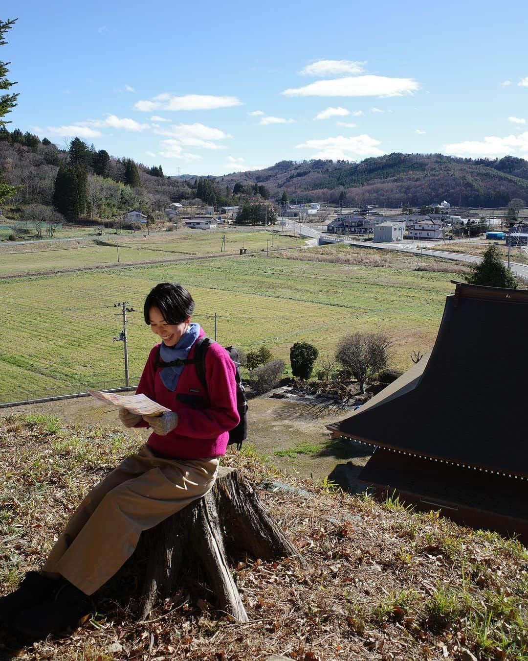 菖蒲理乃さんのインスタグラム写真 - (菖蒲理乃Instagram)「＼🥾🚶福島フットパス🚶⛰️／  福島県の市町村を歩いて、 復興の状況を確認し、地域の魅力に触れよう！ という想いから生まれたフットパス事業🚶✨  そもそも「フットパス」とは…🔍 イギリス発祥の歩き方🥾 【Foot】…森林や田園地帯、古い街並みなど地域に昔からあるありのままの風景を楽しみながら歩くこと 【Path】…それできる小径（こみち）のこと  本場イギリスでは盛んに行われていて、 コースを歩く人はもちろん、地元の方たちも積極的に迎え入れてくれるそう。 みんなでつくるフットパス！ステキだよね。  そんな地域交流が楽しめるフットパスが、福島県内にも広がっています！  今回は南相馬市、葛尾村、川内村、飯館村、田村市、浪江町の６つの地域で設定されました。  歩くコースを決める会議がとてもステキなの。 地元の方々が集まって「自分たちの街の見どころはどこか？」話し合いながら作っているそう✨ 道の駅や食事処などの施設はもちろん、 まっすぐ伸びる田舎道や田園風景なんかも入っているの🛣️  そうそう！これこれ！という感じ。 観光名所も良いんだけど、 やっぱりその土地のありのままの生活が知りたい。 私の好みにドンピシャなフットパス💕  今回のコースは東日本大震災で避難区域に設定された場所も多い。 そこに12年のときを経て、人が戻ってきて、生活が戻ってきて、農業や商業が戻ってきて、観光客が戻ってきて… やっぱり人がいてこそ、その土地の表情が見えてくるんだなと思った。  ３つの地域を合計14キロくらい歩いて、 もっともっと行きたいところが見つかった👀✨  みんなもぜひフットパスを楽しみに、福島に遊びにきてね🙌  #福島県 #福島 #フットパス #福島観光 #復興 #トレッキング #ハイキング #ウォーキング #griii #ricoh #ricohgriii #飯館村 #葛尾村 #浪江町」12月2日 19時03分 - shobuayano