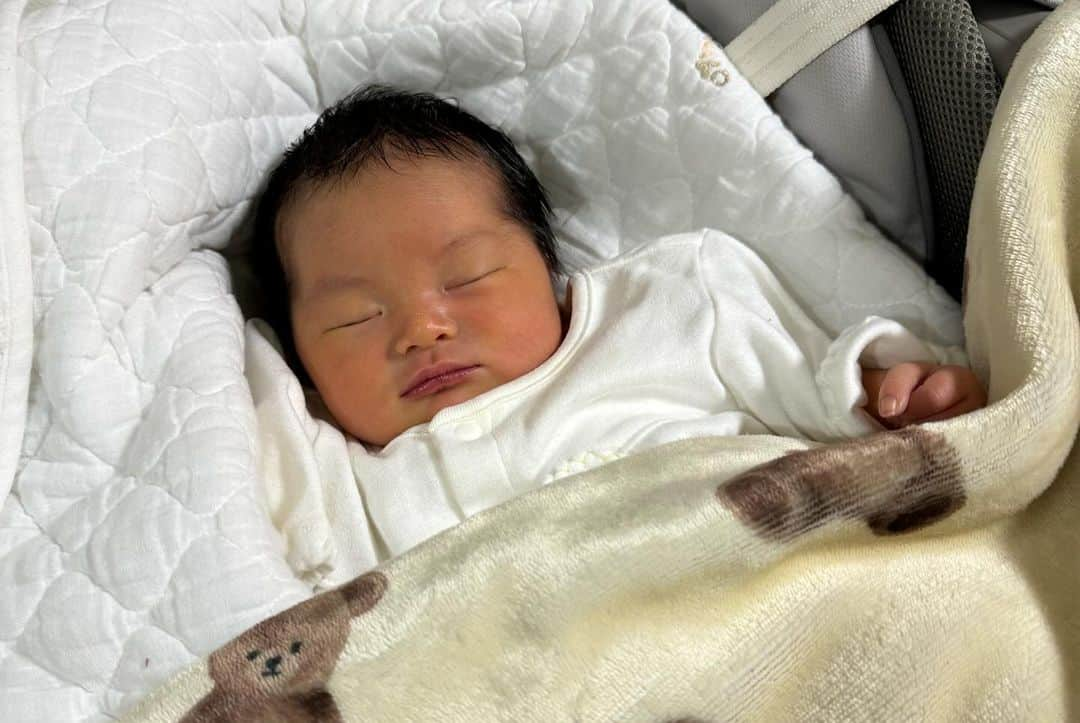 ゆい/スターリーズさんのインスタグラム写真 - (ゆい/スターリーズInstagram)「可愛い可愛い姪っ子2人目爆誕👶👶  2023/11/15 9:23 ☺️ 東京おるときに陣痛来たってなって ビデオ通話で見届けた🤤 産まれた瞬間はやっぱり感動して 泣いてしもたおばさん。👵  りずも産まれた瞬間から可愛すぎて 愛しかった👶 妹やのに妹のこどもが愛しいのはなんで？笑 もーわけわからん感情が🥹🥹  ちなみにりずは、ゆいと同じ位置にえくぼがあって みんなにゆいに似てる言われる すたこの時はちょいちょい言われてただけやけど りずはほんまにゆいにしか見えへん言われるで🤝 良かったな。りず☺️☺️☺️☺️  みゆ、だいきもお疲れ様🤝 みゆも今回はキツすぎた陣痛よぉ頑張った。  こんな可愛い姪っ子たち2人も 産んでくれてありがとう🤔🤔  次はおばさんが貢ぐ番だ。 すたこもりずも元気に健康に育ってくれ  愛しすぎる姪っ子達よ。  #starys #YouTube #youtuber #photo #star #osaka #スターリーズ #ユーチューブ #スターリーズゆい #姪っ子」12月2日 19時13分 - yui_starys