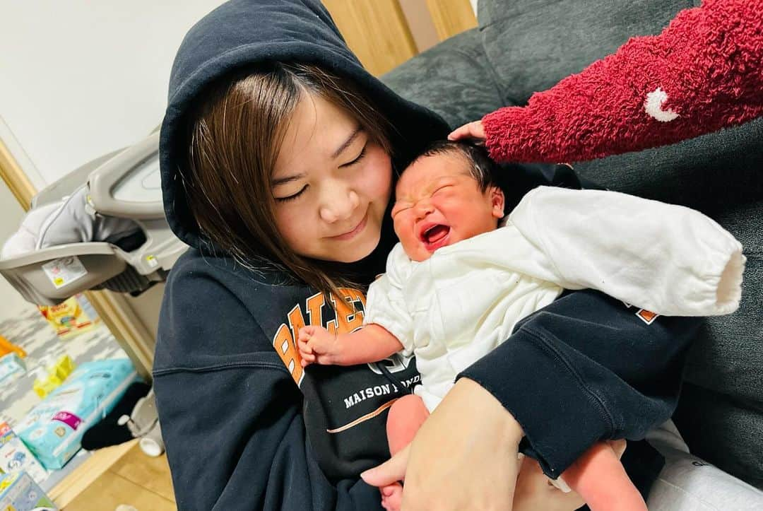 ゆい/スターリーズのインスタグラム：「可愛い可愛い姪っ子2人目爆誕👶👶  2023/11/15 9:23 ☺️ 東京おるときに陣痛来たってなって ビデオ通話で見届けた🤤 産まれた瞬間はやっぱり感動して 泣いてしもたおばさん。👵  りずも産まれた瞬間から可愛すぎて 愛しかった👶 妹やのに妹のこどもが愛しいのはなんで？笑 もーわけわからん感情が🥹🥹  ちなみにりずは、ゆいと同じ位置にえくぼがあって みんなにゆいに似てる言われる すたこの時はちょいちょい言われてただけやけど りずはほんまにゆいにしか見えへん言われるで🤝 良かったな。りず☺️☺️☺️☺️  みゆ、だいきもお疲れ様🤝 みゆも今回はキツすぎた陣痛よぉ頑張った。  こんな可愛い姪っ子たち2人も 産んでくれてありがとう🤔🤔  次はおばさんが貢ぐ番だ。 すたこもりずも元気に健康に育ってくれ  愛しすぎる姪っ子達よ。  #starys #YouTube #youtuber #photo #star #osaka #スターリーズ #ユーチューブ #スターリーズゆい #姪っ子」