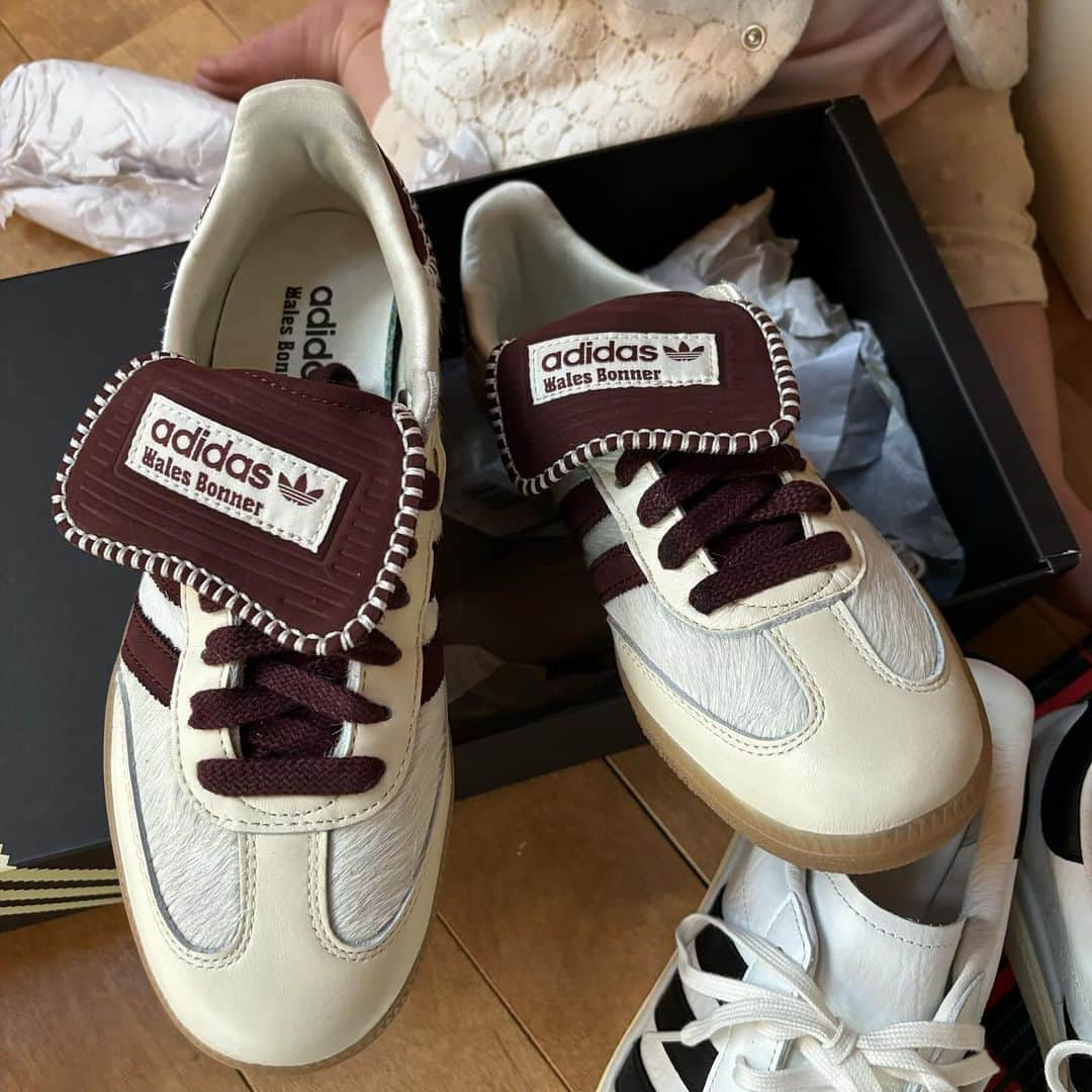 沙田瑞紀さんのインスタグラム写真 - (沙田瑞紀Instagram)「🆕👟履いてブランコ。三半規管の弱さにビビる。 Wales Bonner × adidas Samba ロングシュータン&ハラコ素材でカッコ良すぎ🤦 履きやすさもピカイチで毎日履きたい！  #walesbonneradidas #adidassamba」12月2日 19時13分 - mizuki_masuda