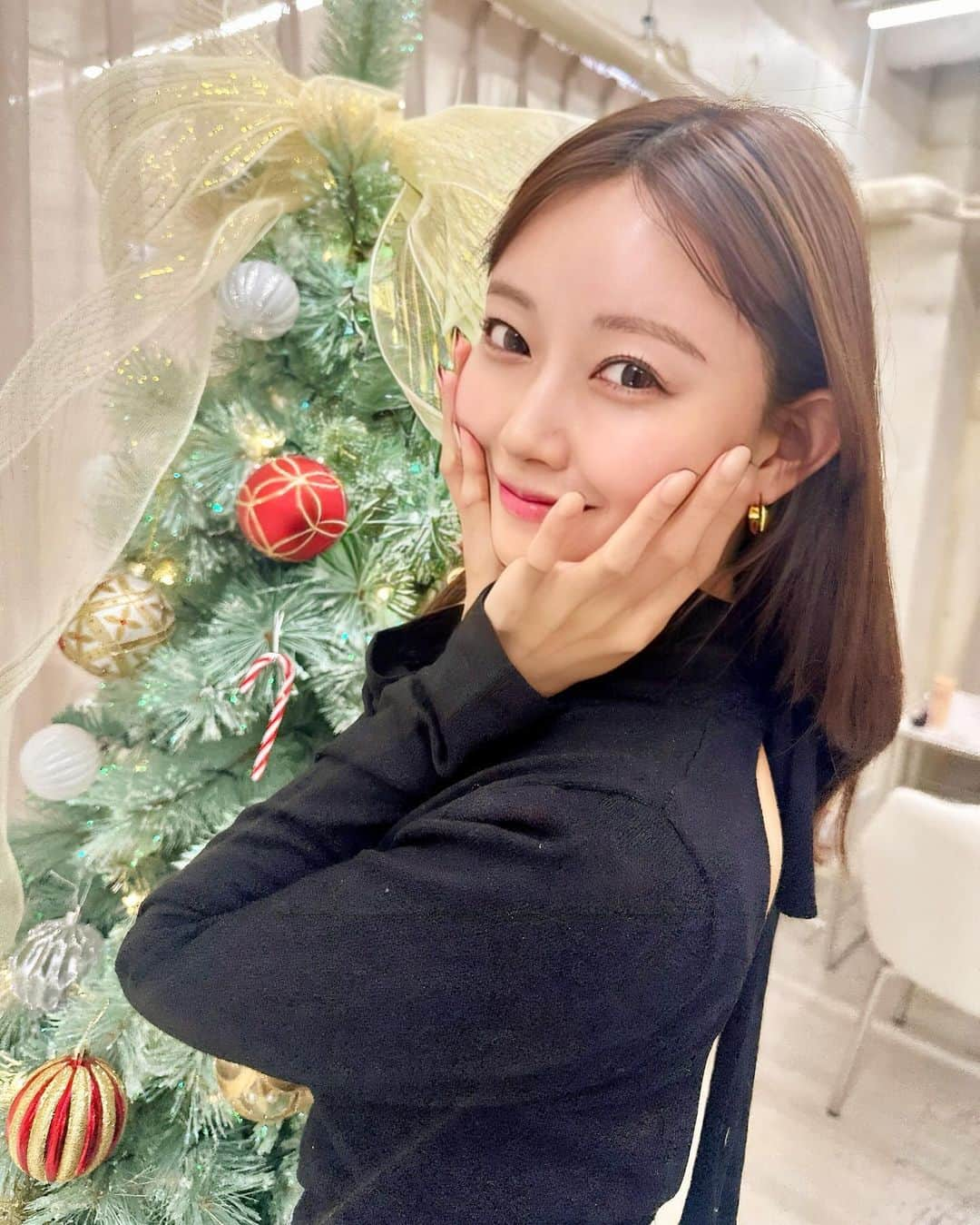 渡辺美優紀さんのインスタグラム写真 - (渡辺美優紀Instagram)「. サロンに置いてあったクリスマスツリーでクリスマス気分でした🎄♡キラキラかわいい、、 そのあとクリスマスらしいブーケを自分に購入しちゃった😗🧶うれしいなぁ💐 . この日着ていたニットのバックスタイルが大胆で可愛い♡こちらは @snidel_official  しかもインナーのキャミブラまでついてるからナイスすぎた😵‍💫展示会でオーダーした冬服が届いて嬉しいです🫢🩷 . ちなみにネイルは深い赤茶色のスキニーフレンチにしたよ！色味もオリジナルで作っていただき完璧で大満足🥹 @nanami_laque  . . #nails #ネイル  #スキニーフレンチ  #snidel #usagionline」12月2日 19時13分 - miyukichan919