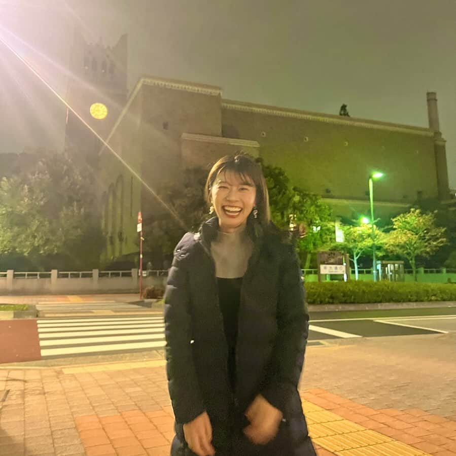 河谷麻瑚さんのインスタグラム写真 - (河谷麻瑚Instagram)「.  先週、大学のゼミOB・OG会でした！💖　 　 同期や諸先輩方、先生と久しぶりに会って！喋って！　 有意義な時間でした💖💖💖 　 帰り際、大隈講堂の前で写真！　 この道よく通ったな〜😉 大学3年生の時、　 授業遅れる〜！って、この道を走っていたら　 ポケットからスマホ落ちて、、　 画面バキバキに割れたな〜😉💐　 　 思い出すエピソードそれかーい！🤓  #早稲田大学#政治経済学部#吉野ゼミ」12月2日 19時13分 - makokawatani