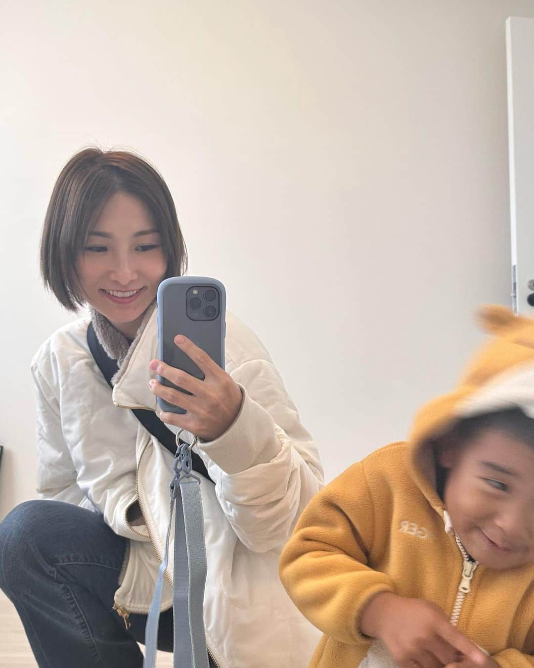 伊藤春香のインスタグラム：「ミラーセルフィーで、スマホケース&服装と息子の成長振り返り☺️  #日常」