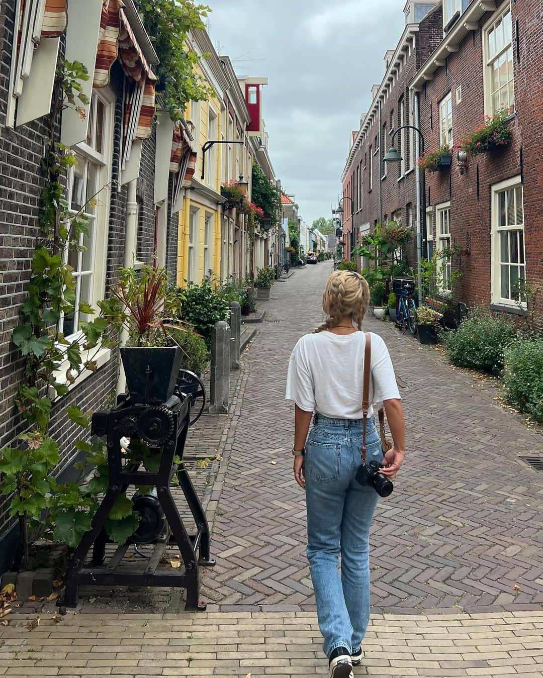 Manamiさんのインスタグラム写真 - (ManamiInstagram)「📍Delft, Netherlands🇳🇱 オランダの古都デルフトという街が "リトルアムステルダム" と言われているらしくて アムステルダムよりもちょこっと小さくて 少しレトロでとってもかわいかった🤎  3,4枚目 アップルパイもチャイも美味しかった🤤  5枚目 女子トイレの鏡、162cmの私でもオデコしか見えないw (オランダ人は背が高い)  どこを歩いてても絵になるしおしゃれ🥰」12月2日 19時08分 - manashika